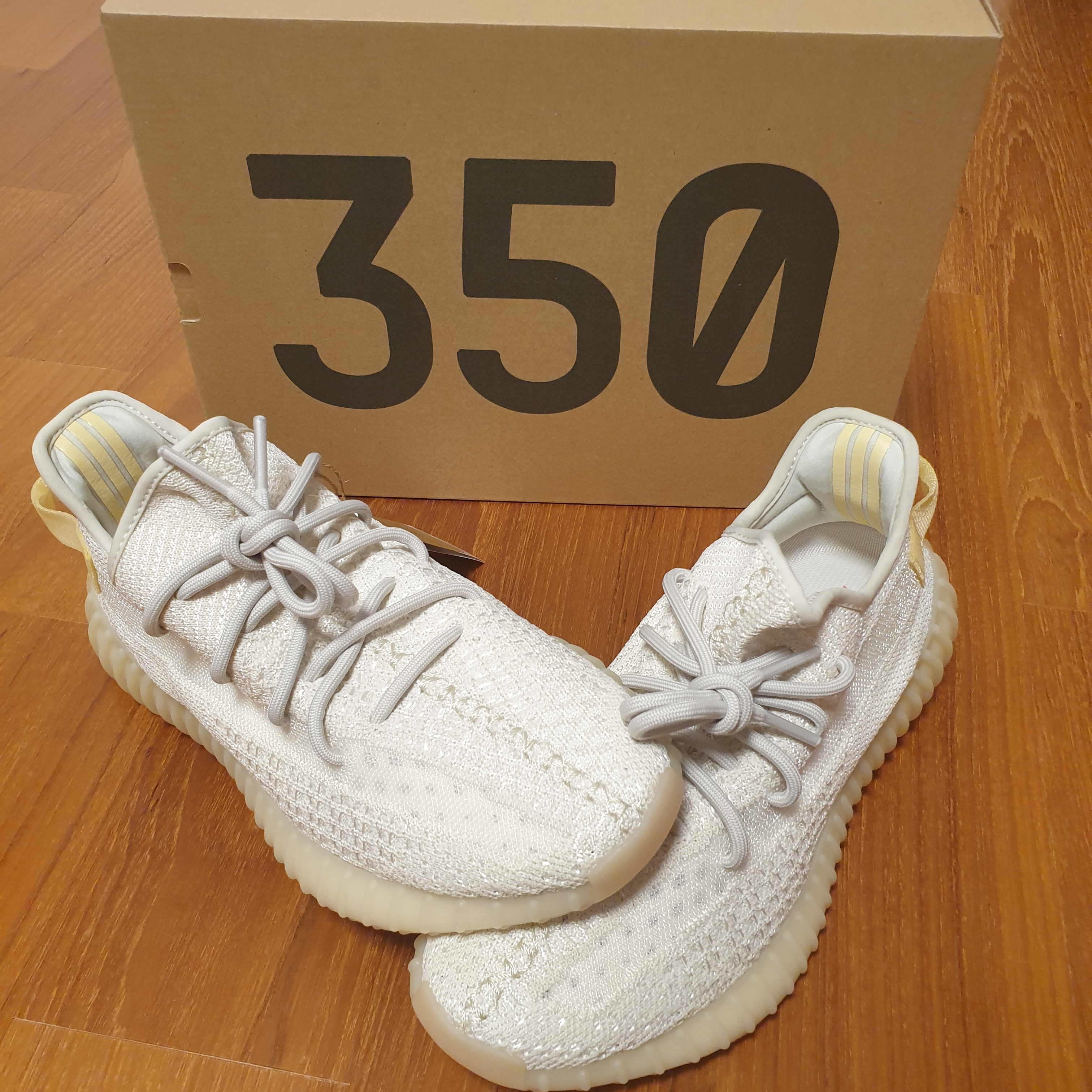Adidas Yeezy Boost 350 V2 Light 착용 스타일 - 2