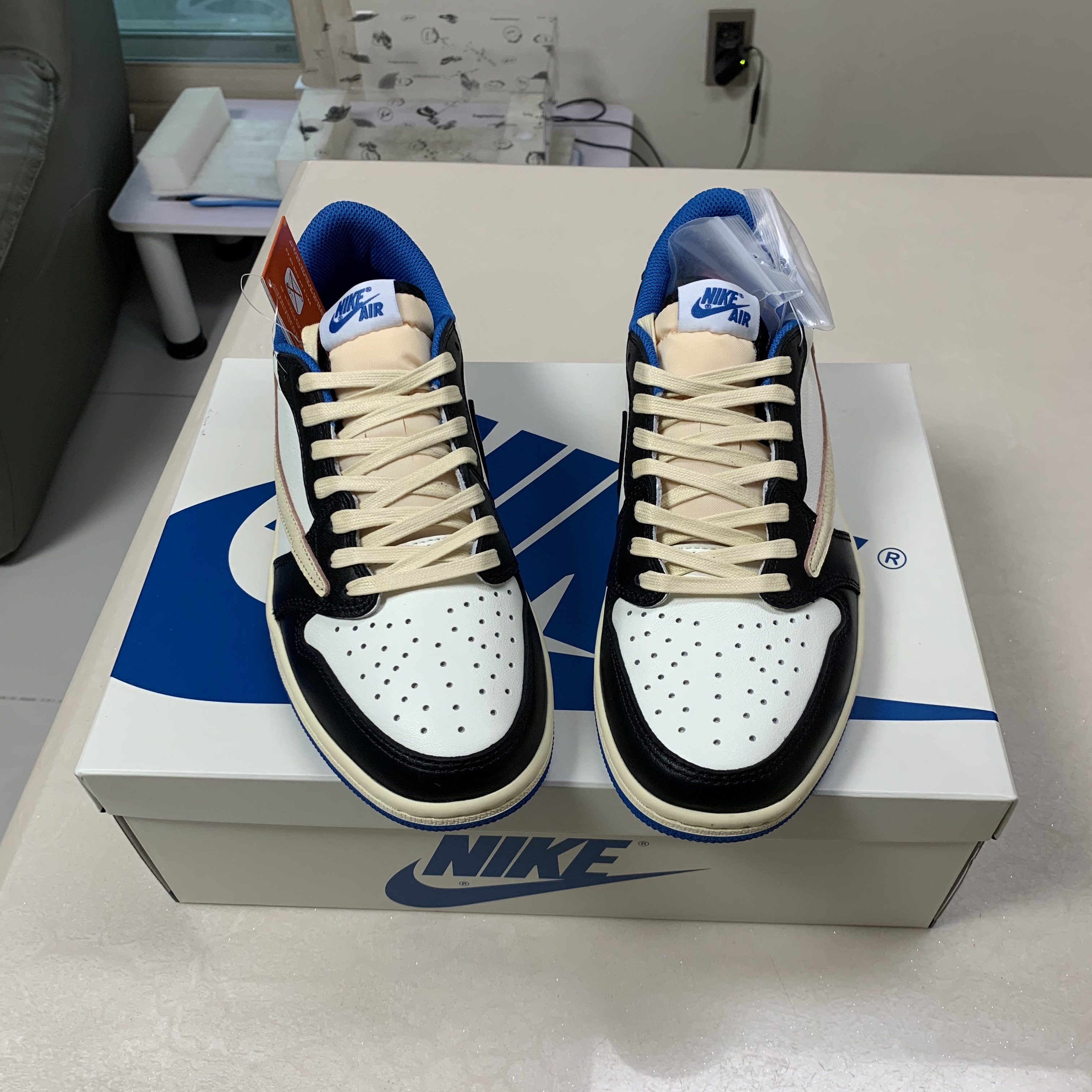 Jordan 1 x Travis Scott x Fragment Retro Low OG SP Military Blue 착용 스타일 - 5