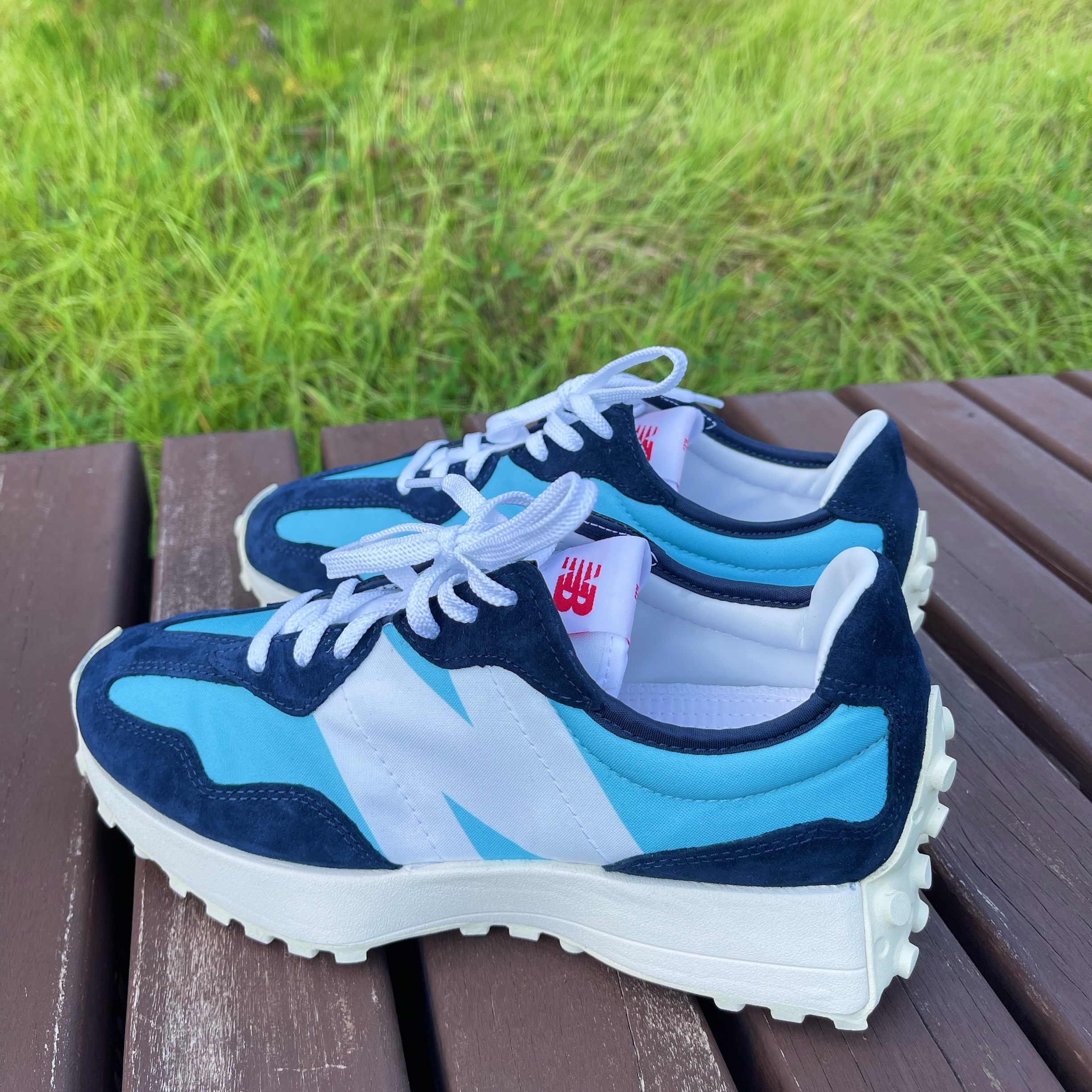 (W) New Balance 327 Wax Blue 착용 스타일 - 1
