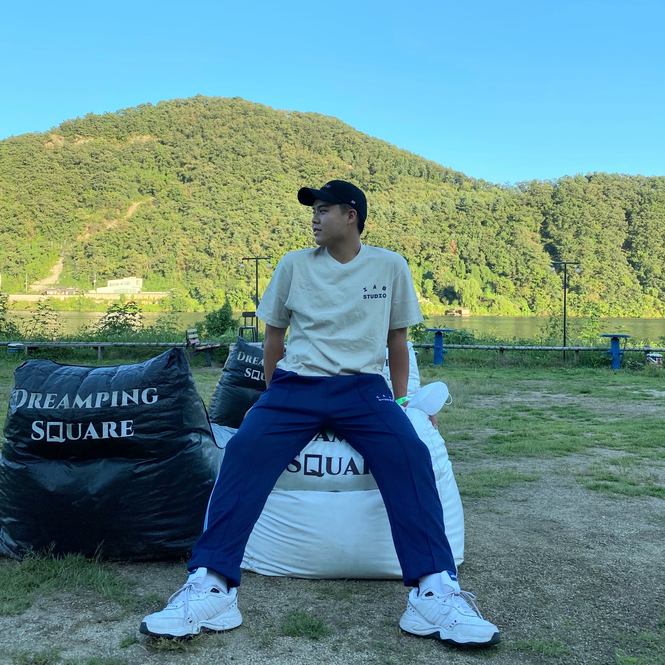 IAB Studio Pigment T-Shirt Oatmeal, IAB Studio Track Pants Navy - 21SS 착용 스타일
