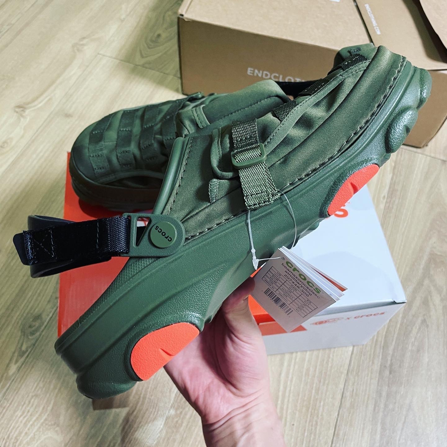 Crocs x Beams Classic All Terrain MA-1 Jacket Clog Olive 착용 스타일 - 3