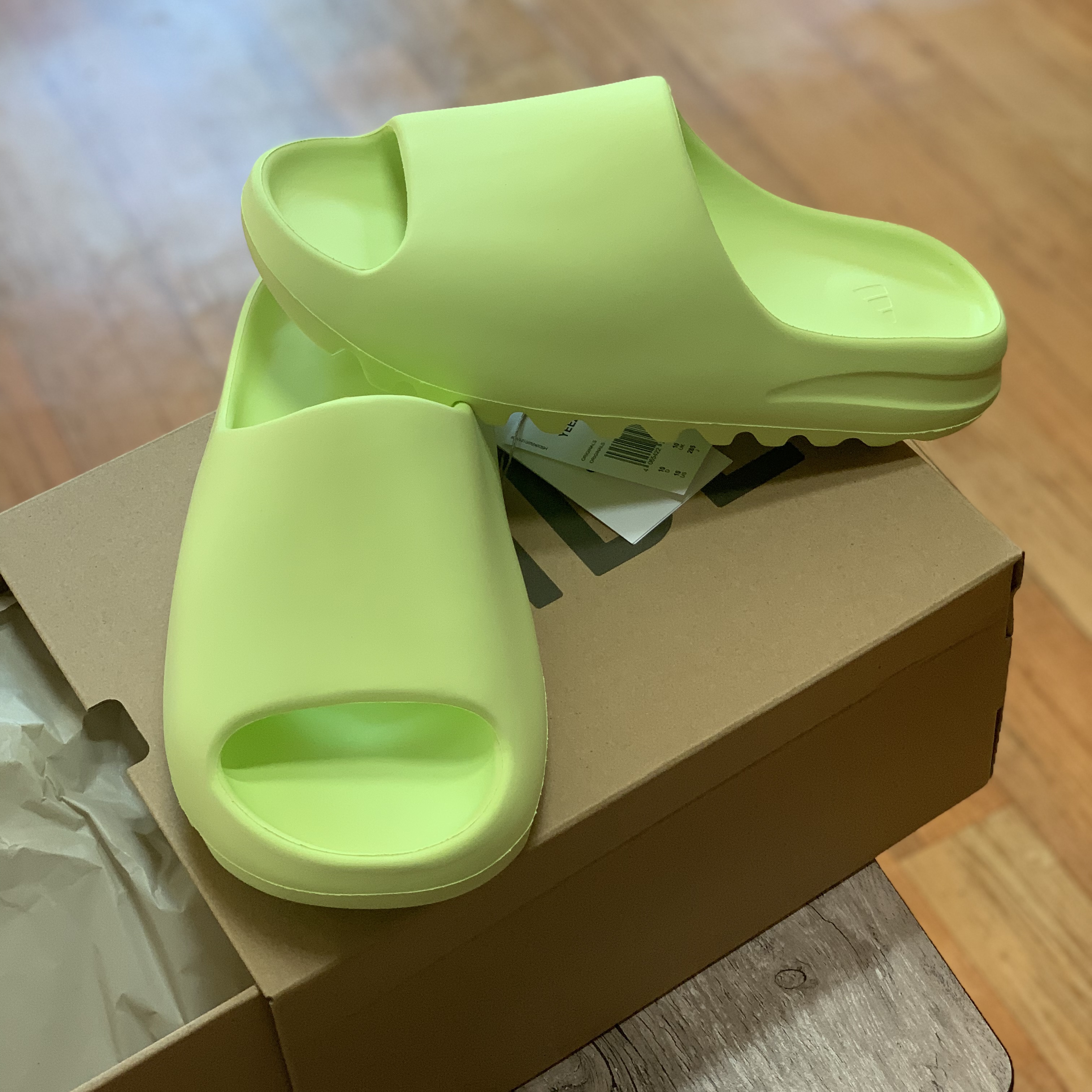Adidas Yeezy Slide Glow Green 착용 스타일 - 1