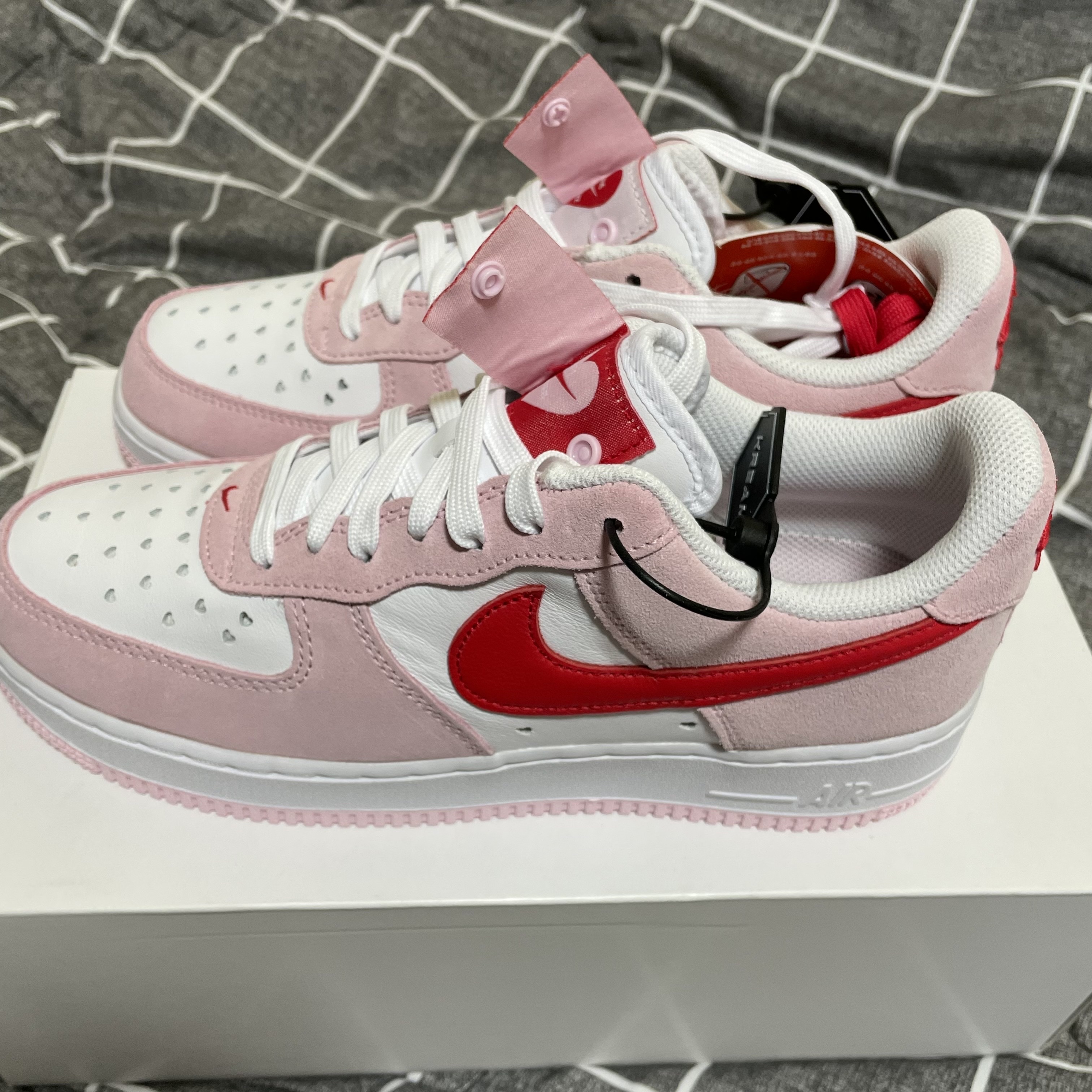 Nike Air Force 1 '07 QS Valentine's Day 착용 스타일