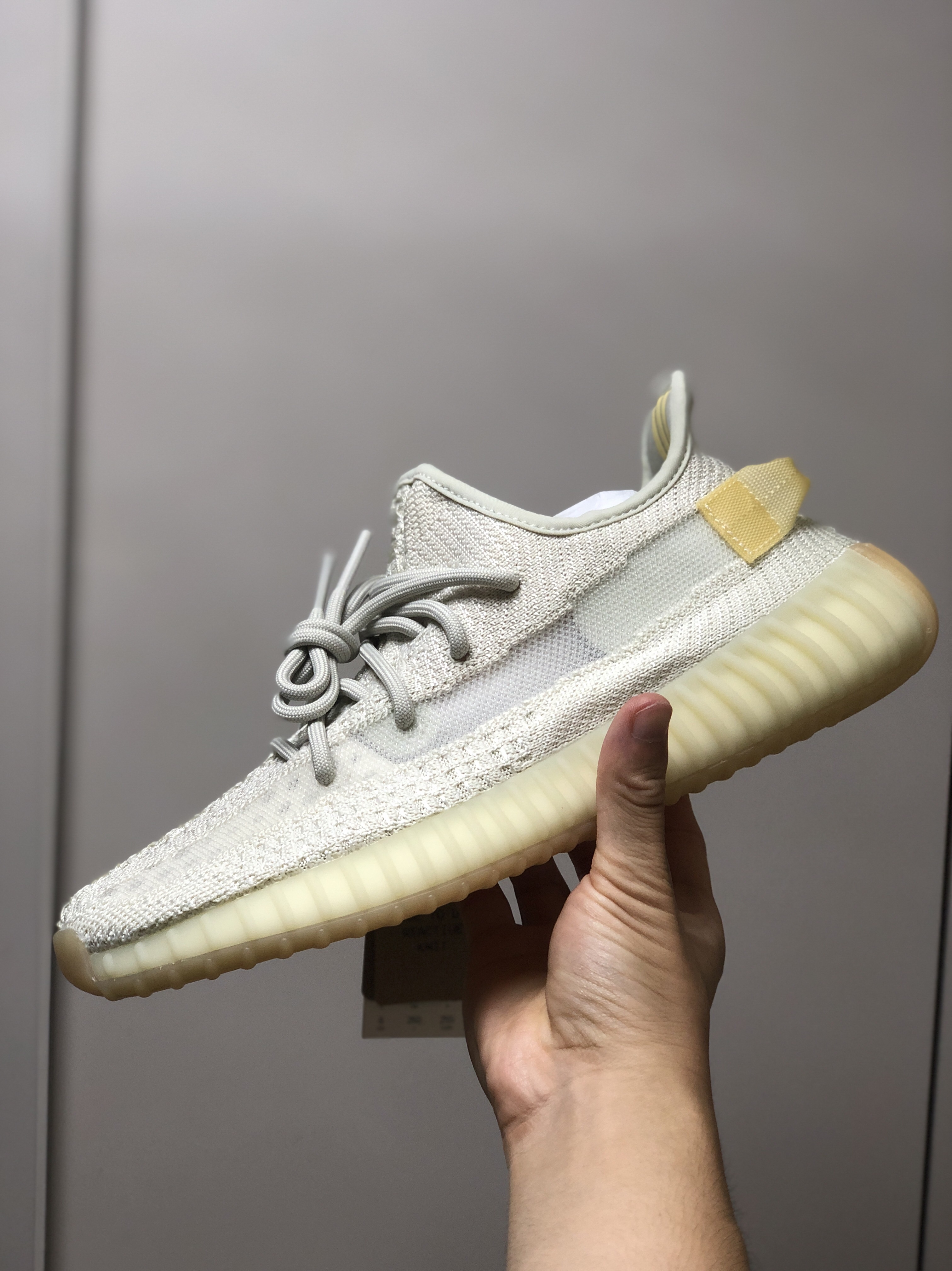 Adidas Yeezy Boost 350 V2 Light 착용 스타일