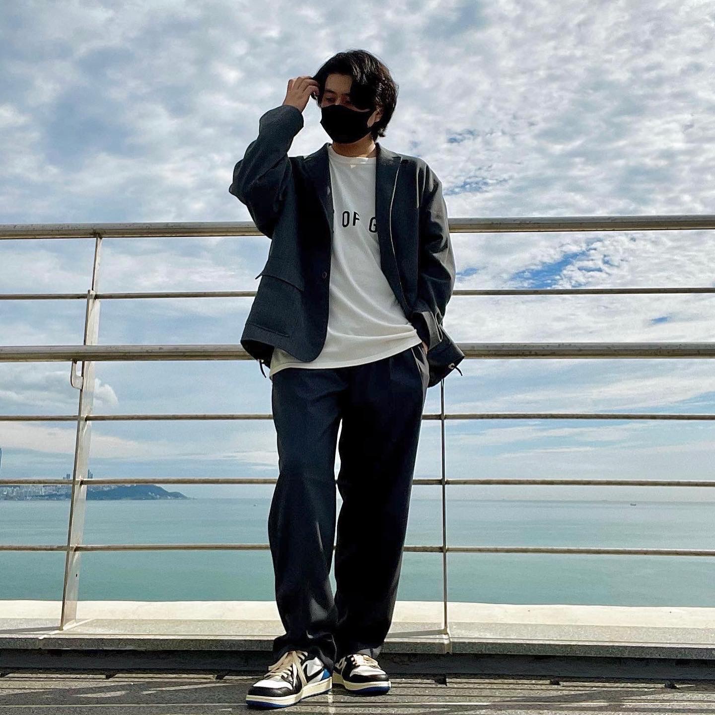 Jordan 1 x Travis Scott x Fragment Retro Low OG SP Military Blue, Nike x Fear of God Warm Up T-Shirt Pale Ivory 착용 스타일 - 2