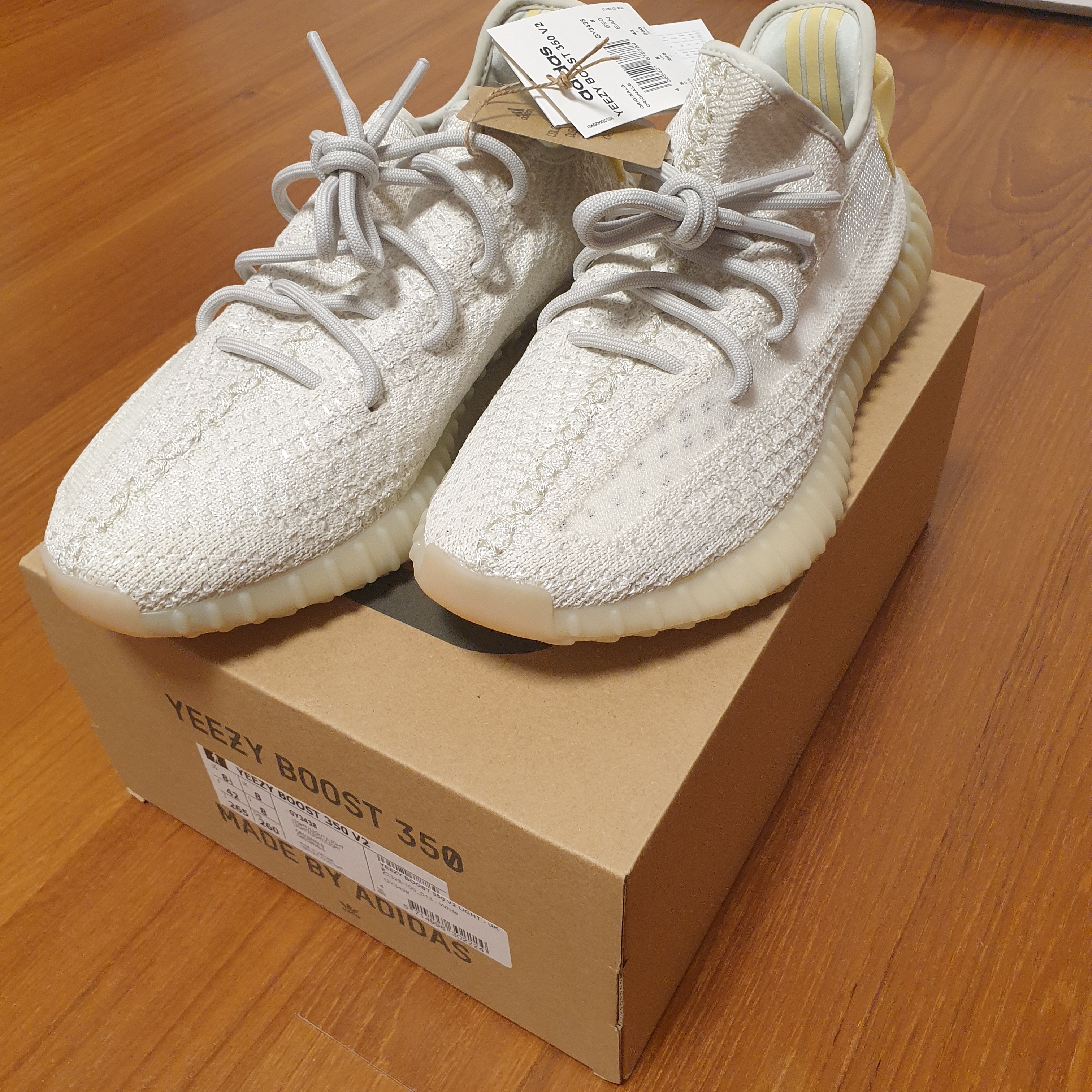 Adidas Yeezy Boost 350 V2 Light 착용 스타일 - 3