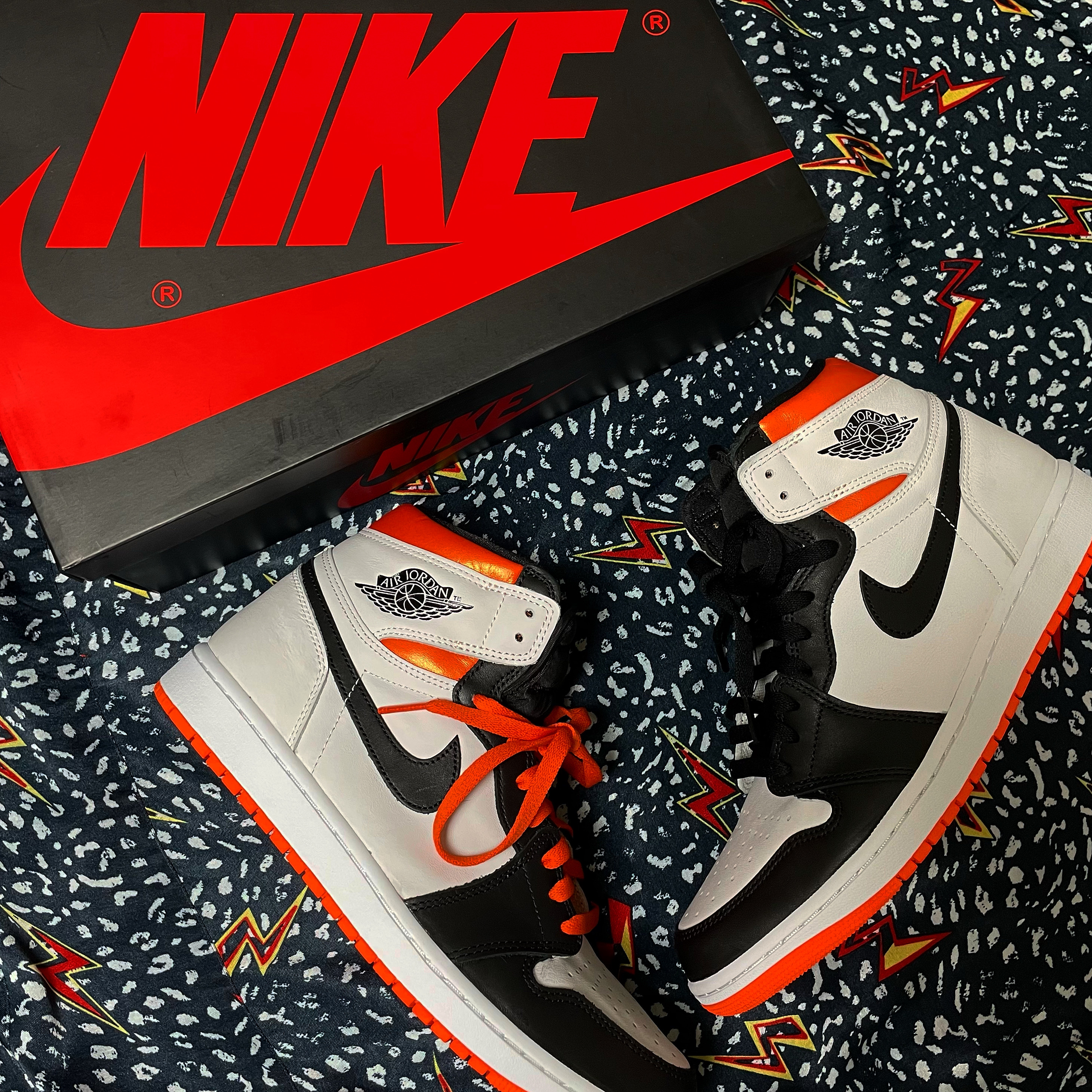 Jordan 1 Retro High OG Electro Orange 착용 스타일 - 2
