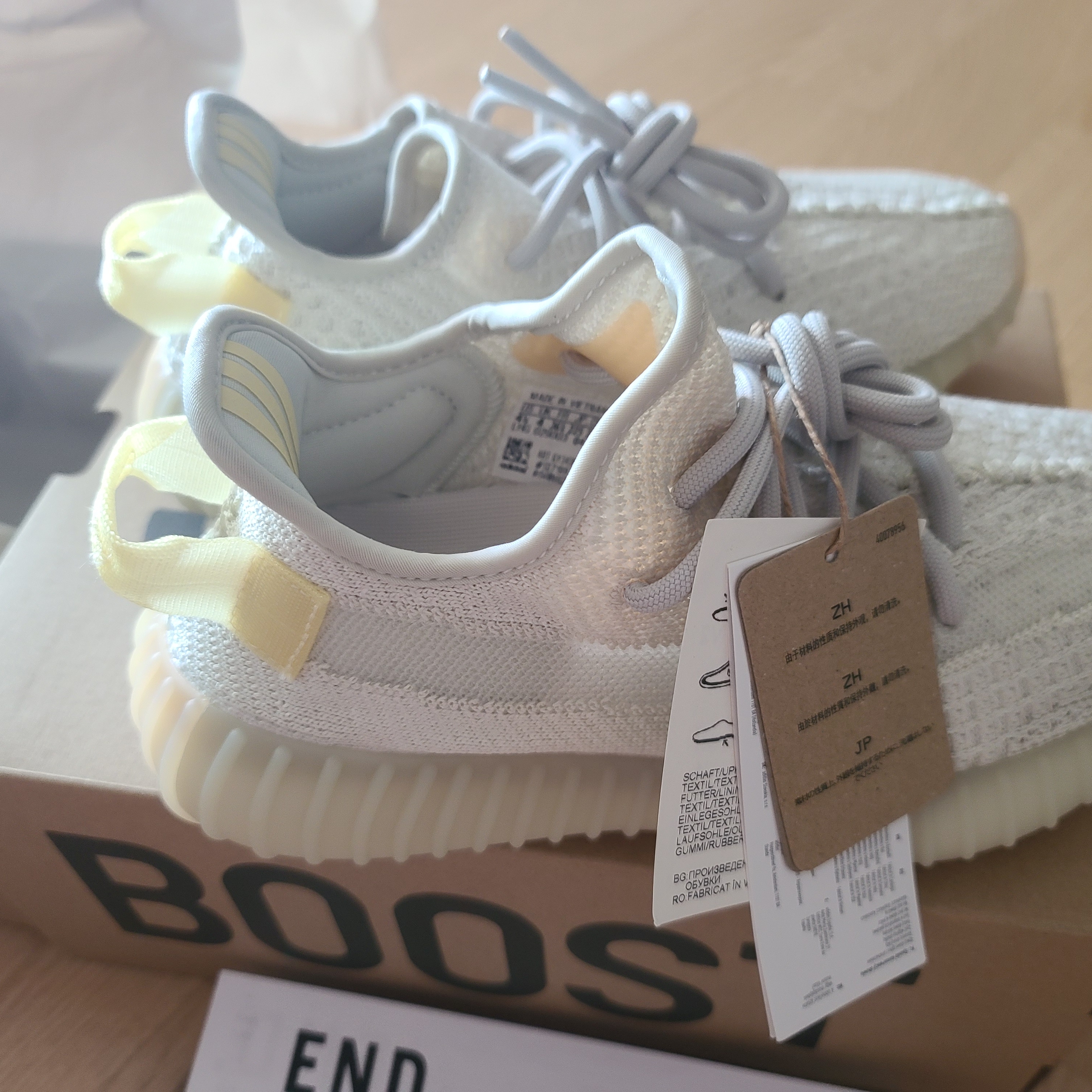 Adidas Yeezy Boost 350 V2 Light 착용 스타일 - 4