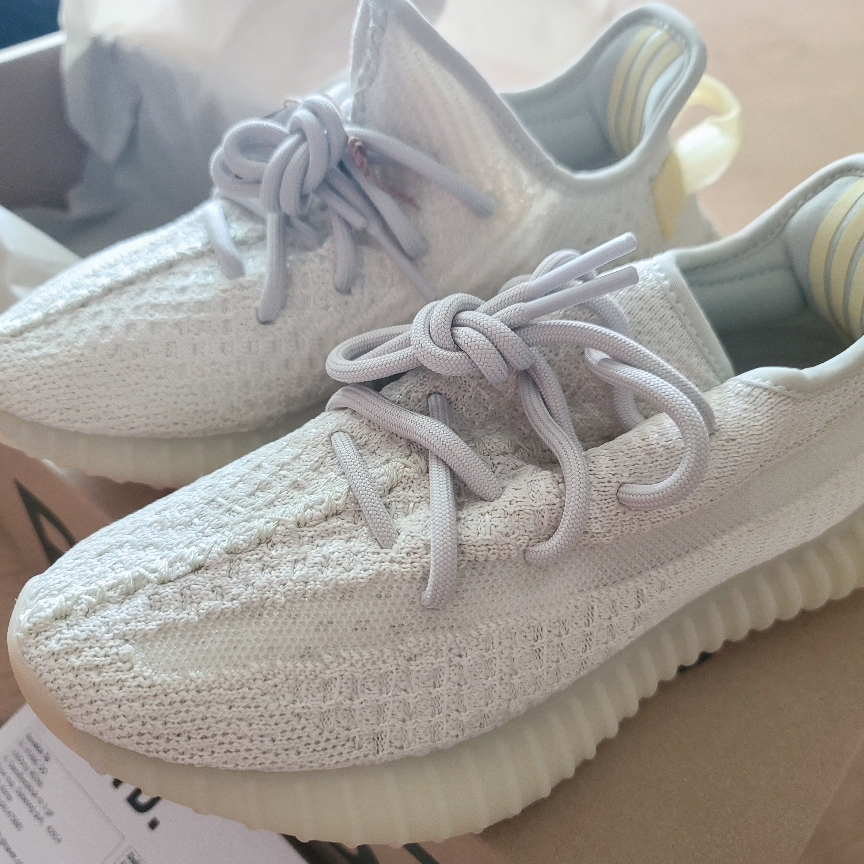 Adidas Yeezy Boost 350 V2 Light 착용 스타일 - 2