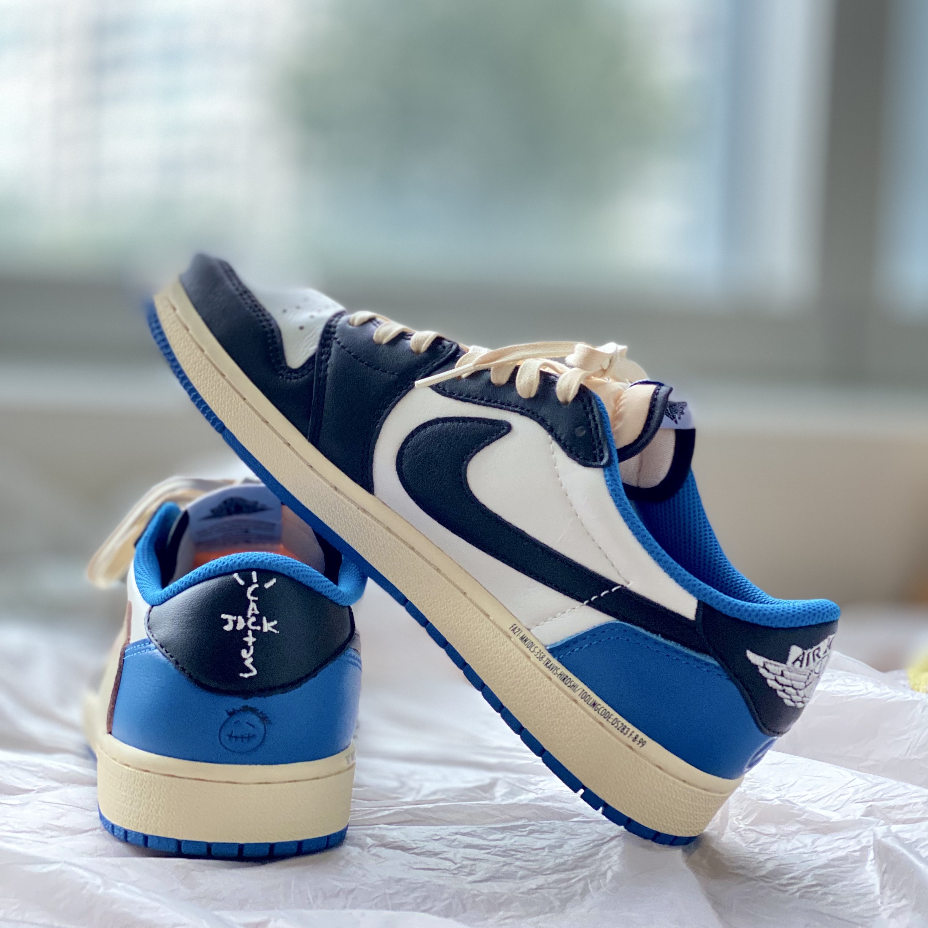 Jordan 1 x Travis Scott x Fragment Retro Low OG SP Military Blue 착용 스타일 - 3