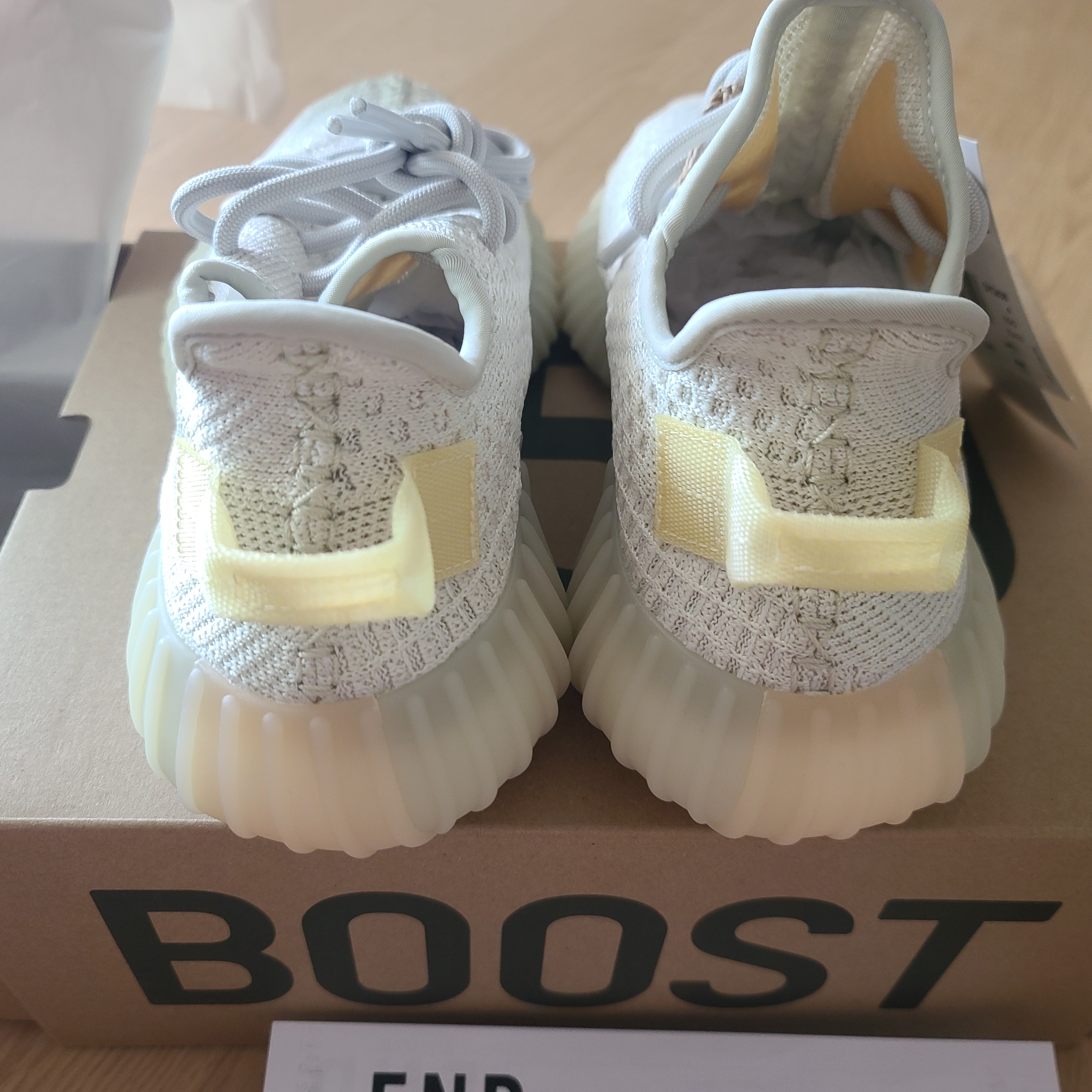 Adidas Yeezy Boost 350 V2 Light 착용 스타일 - 3
