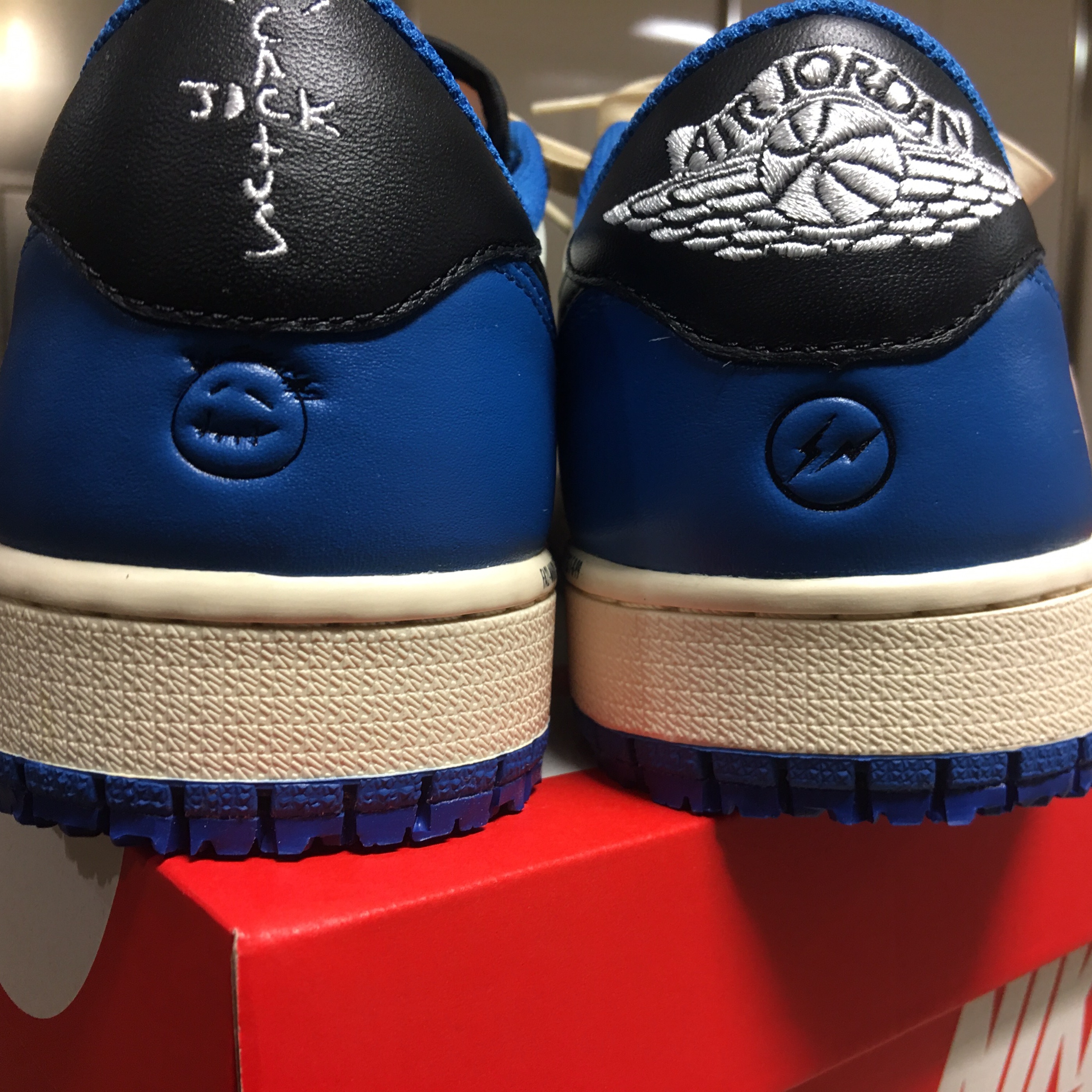 Jordan 1 x Travis Scott x Fragment Retro Low OG SP Military Blue 착용 스타일 - 3