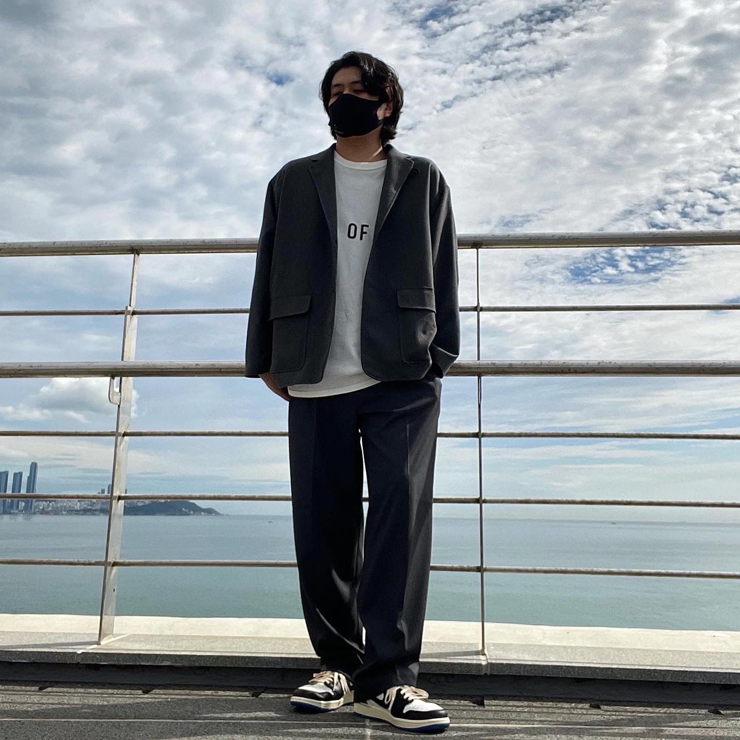 Jordan 1 x Travis Scott x Fragment Retro Low OG SP Military Blue, Nike x Fear of God Warm Up T-Shirt Pale Ivory 착용 스타일 - 1
