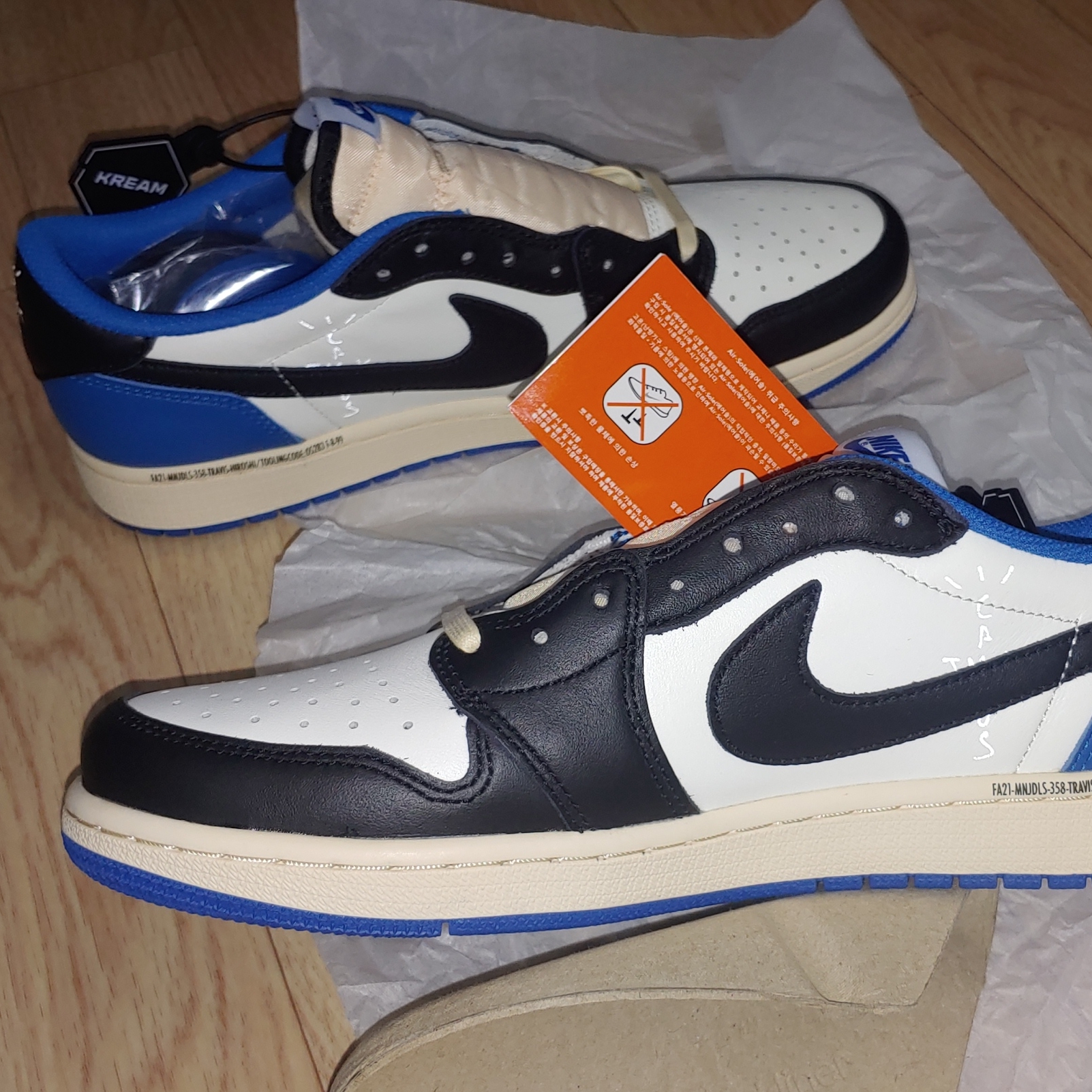 Jordan 1 x Travis Scott x Fragment Retro Low OG SP Military Blue 착용 스타일 - 2