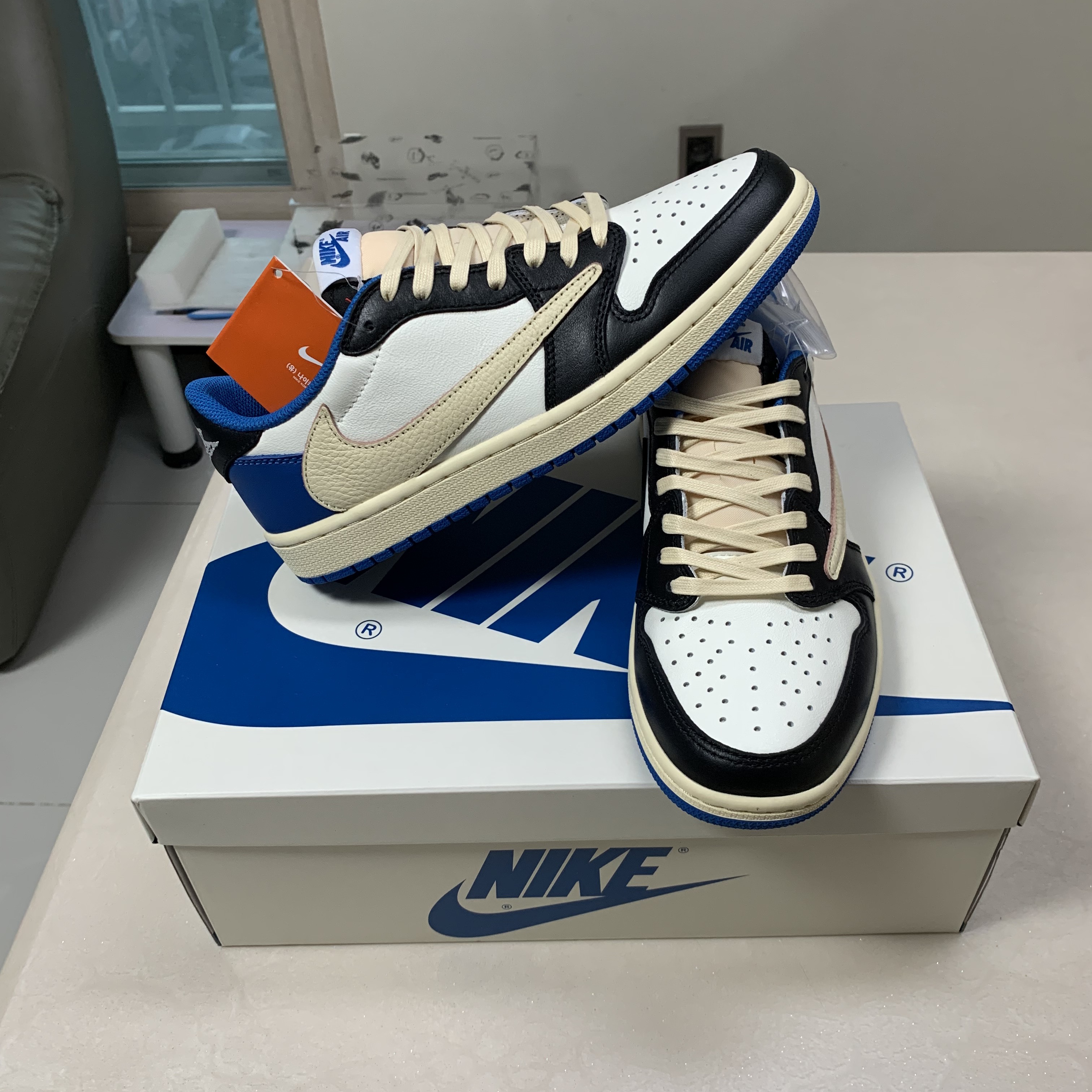 Jordan 1 x Travis Scott x Fragment Retro Low OG SP Military Blue 착용 스타일 - 2