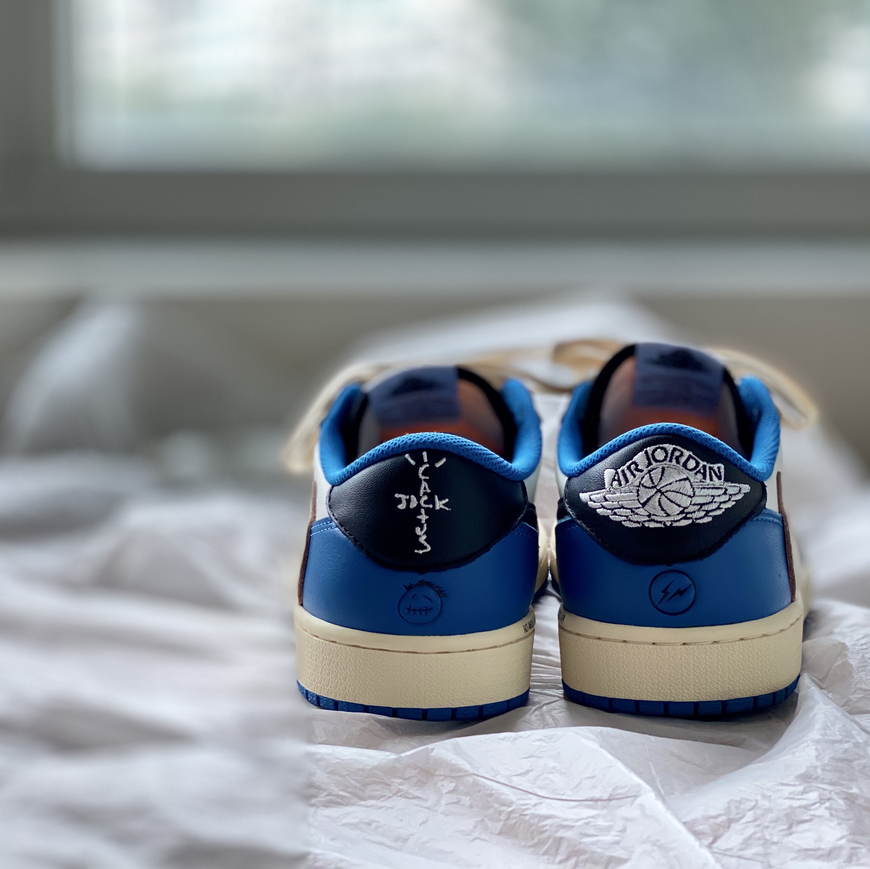 Jordan 1 x Travis Scott x Fragment Retro Low OG SP Military Blue 착용 스타일 - 2