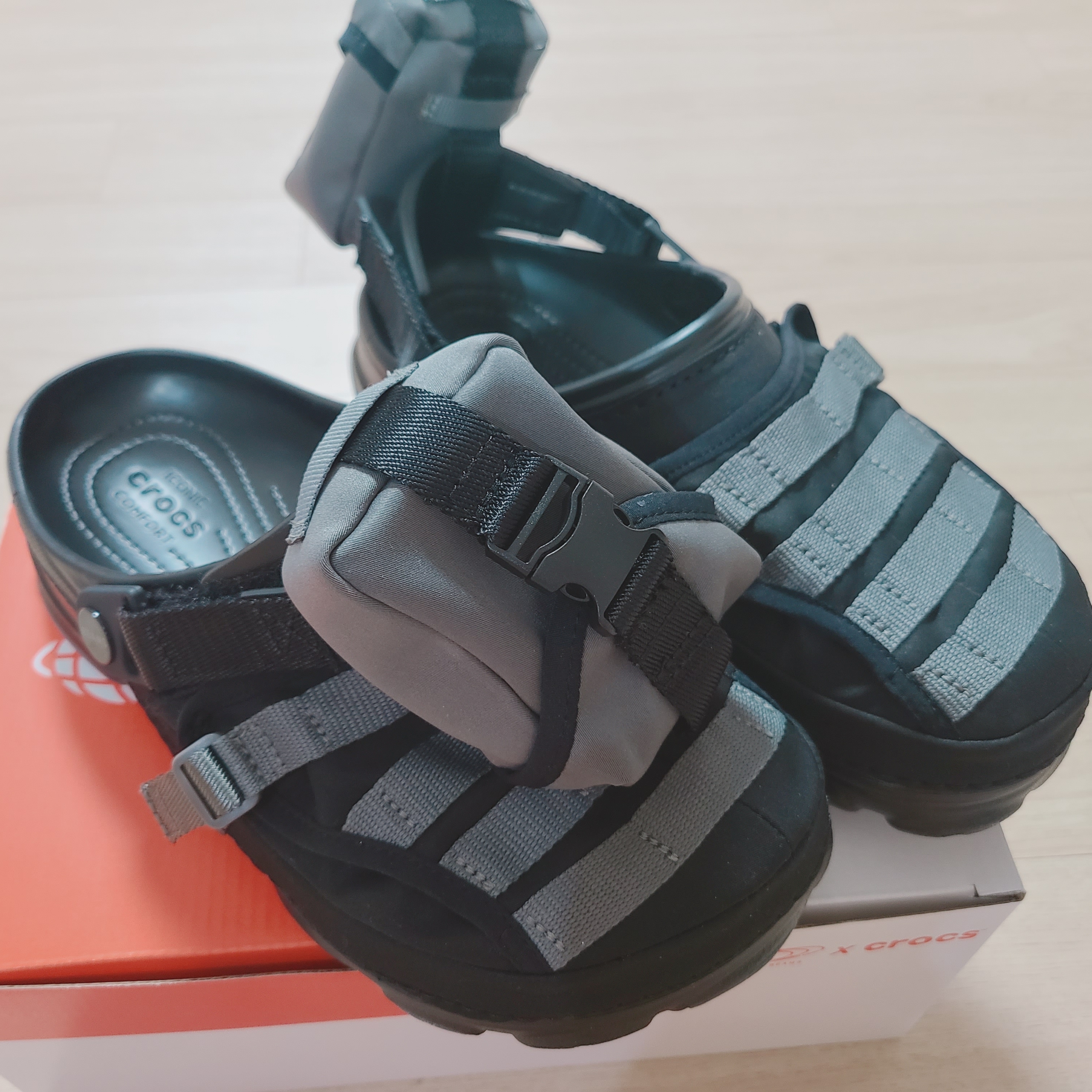 Crocs x Beams Classic All Terrain MA-1 Jacket Clog Black 착용 스타일 - 1