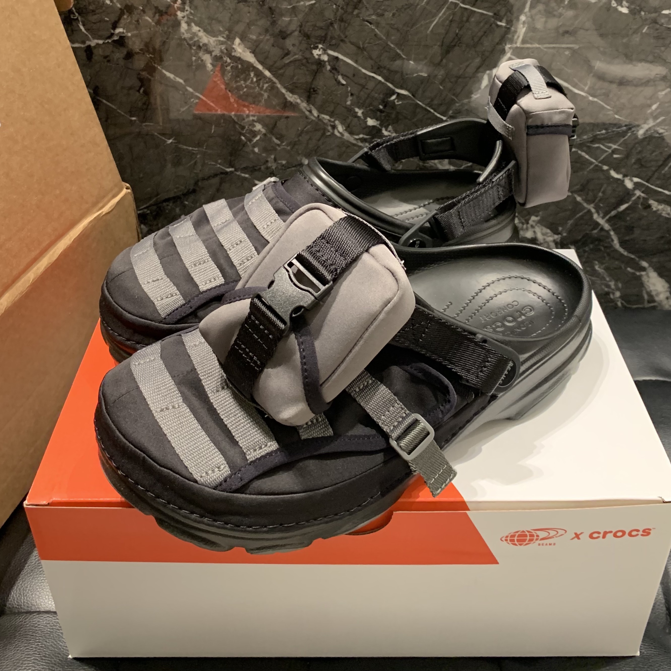 Crocs x Beams Classic All Terrain MA-1 Jacket Clog Black 착용 스타일 - 2