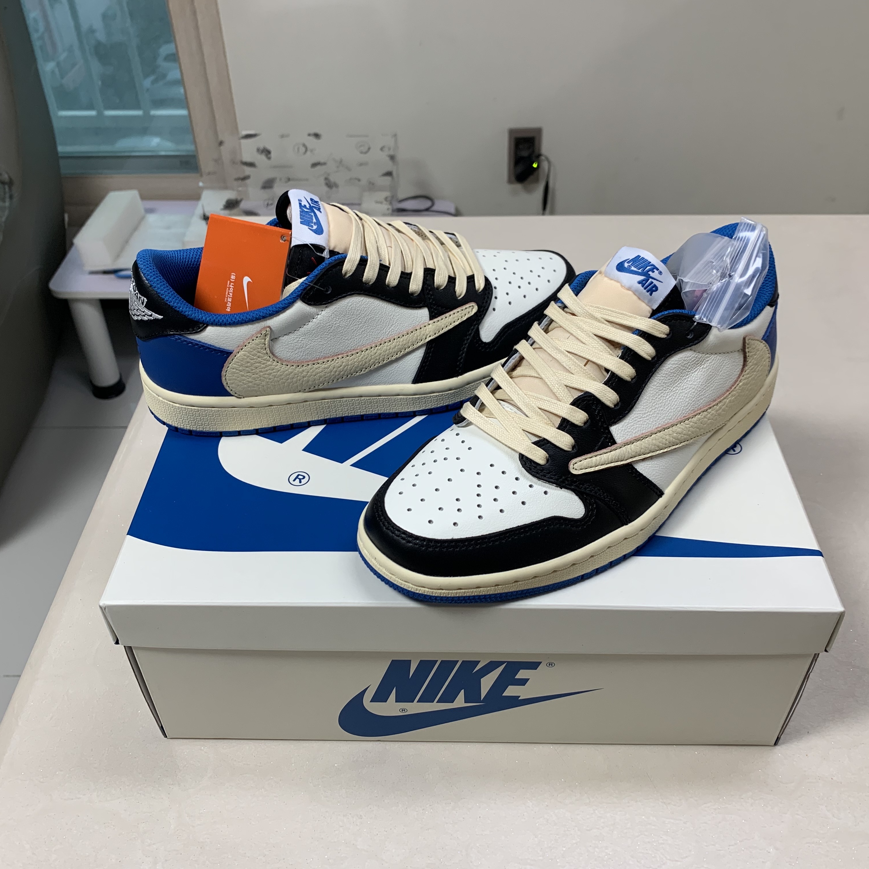 Jordan 1 x Travis Scott x Fragment Retro Low OG SP Military Blue 착용 스타일 - 4