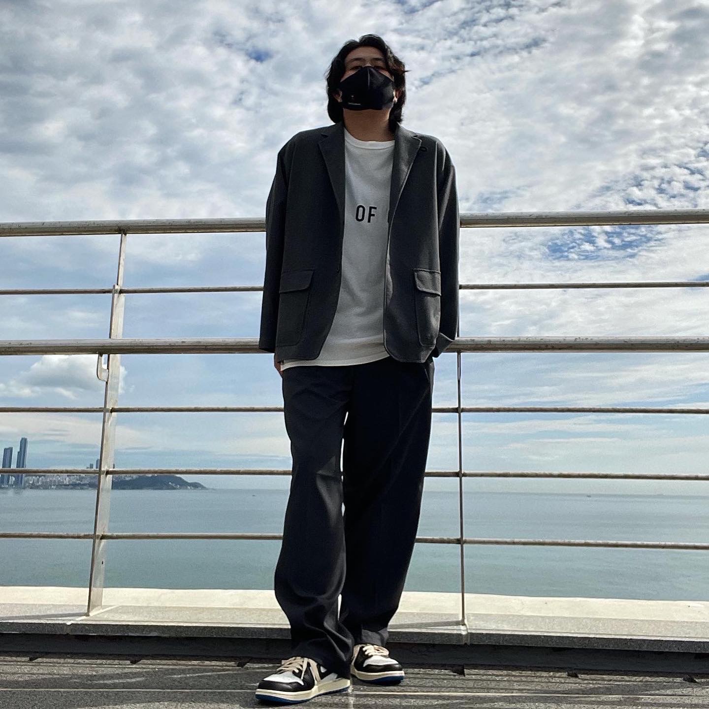 Jordan 1 x Travis Scott x Fragment Retro Low OG SP Military Blue, Nike x Fear of God Warm Up T-Shirt Pale Ivory 착용 스타일 - 4