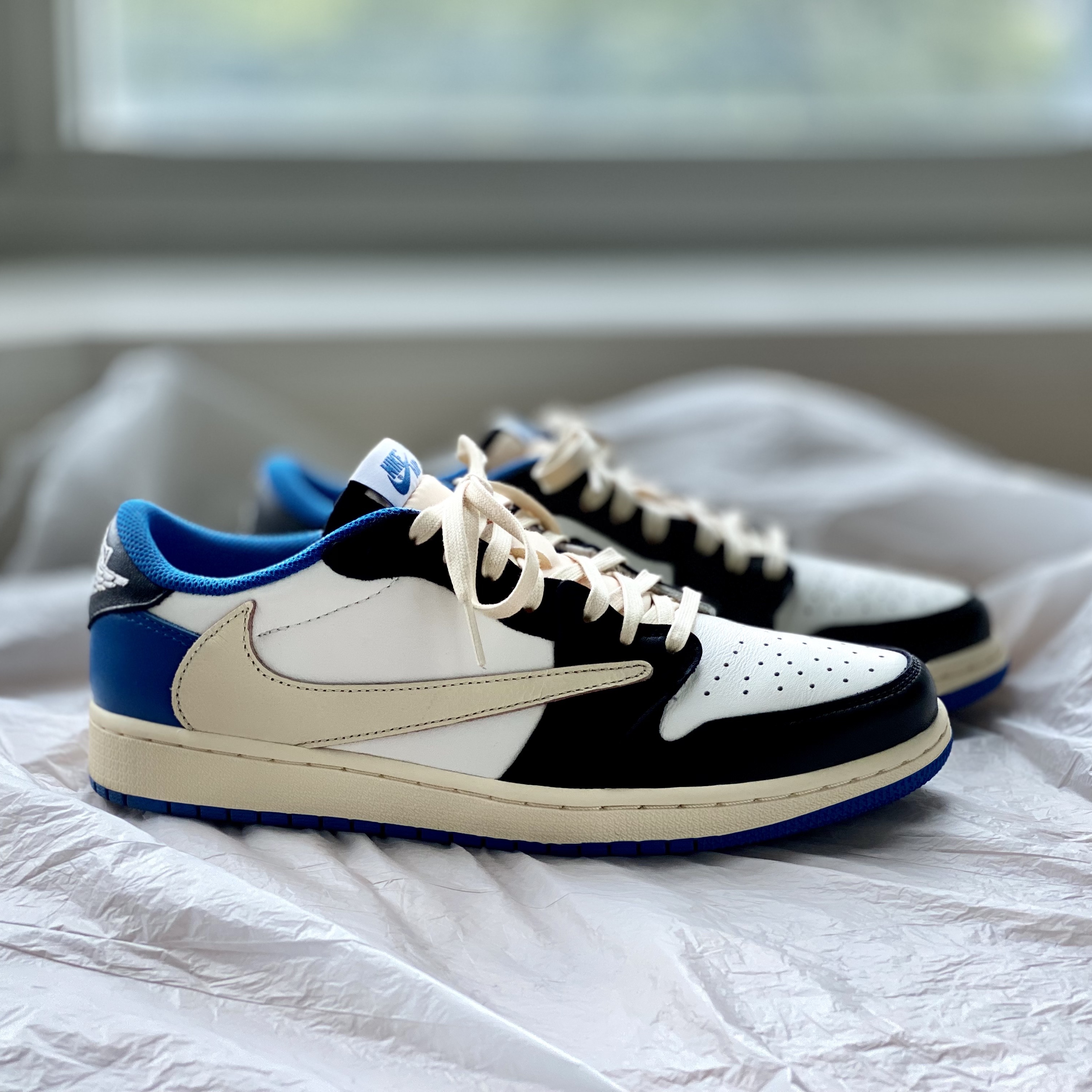 Jordan 1 x Travis Scott x Fragment Retro Low OG SP Military Blue 착용 스타일 - 1