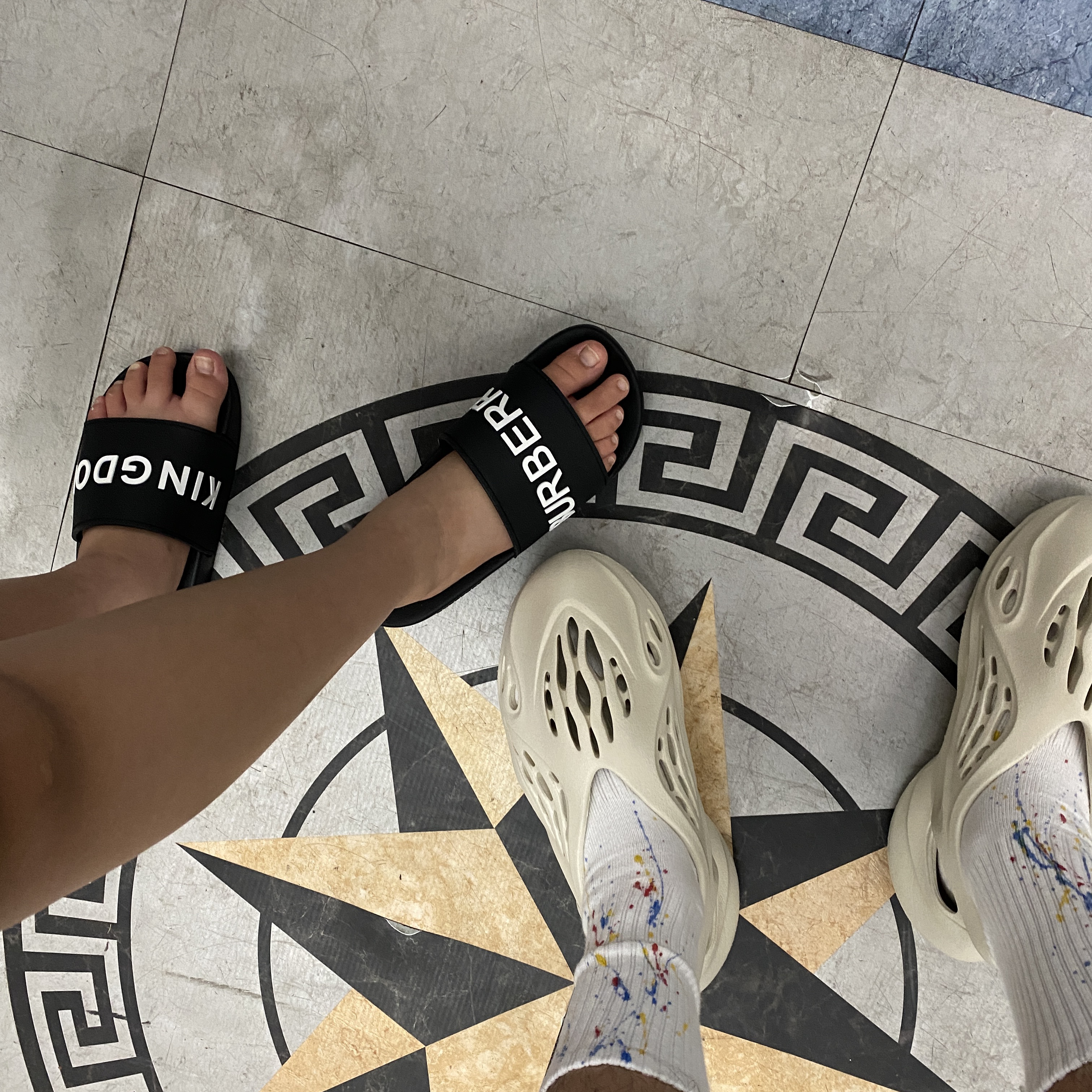 Adidas Yeezy Foam RNNR Sand 착용 스타일 - 3