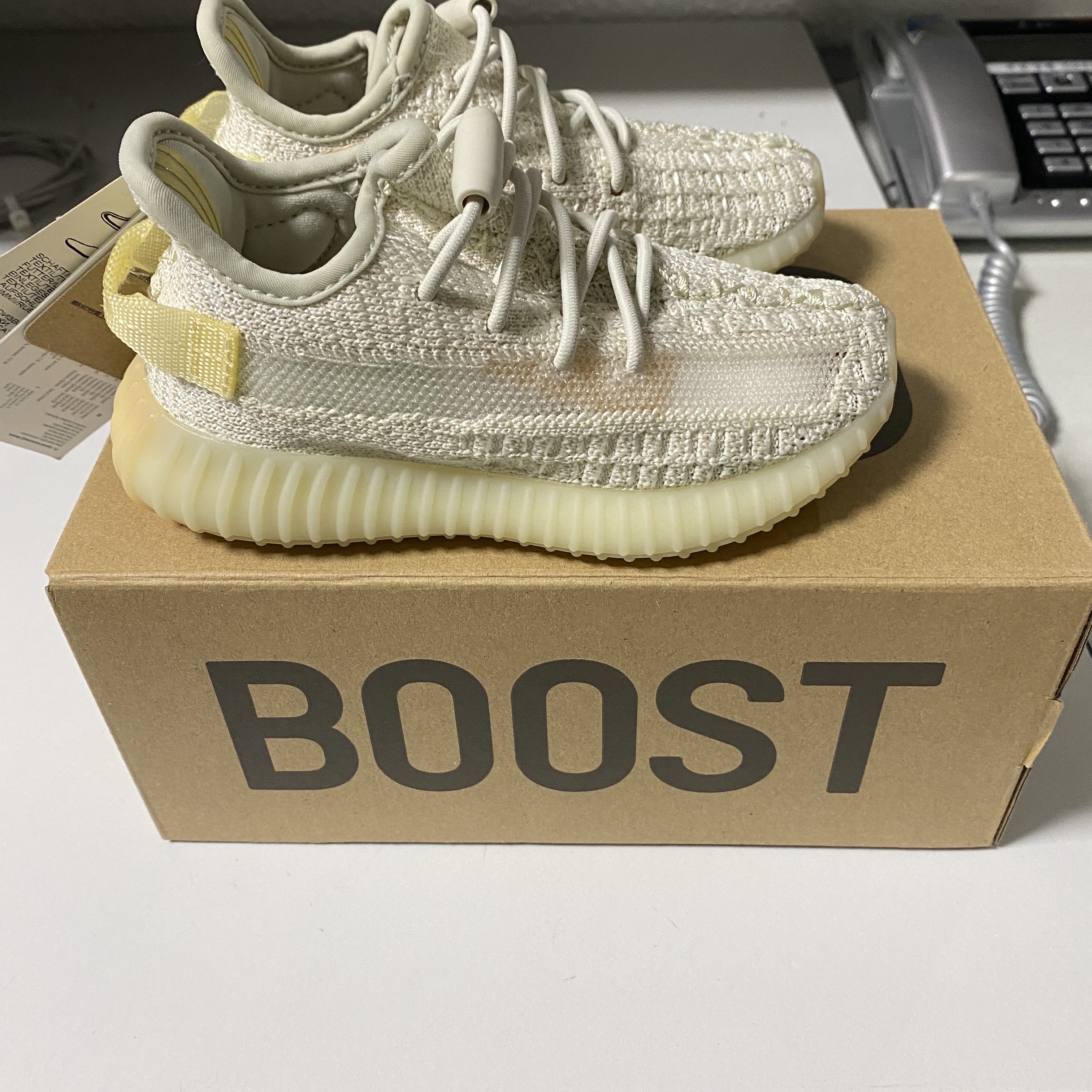 (Infant) Adidas Yeezy Boost 350 V2 Light 착용 스타일 - 4