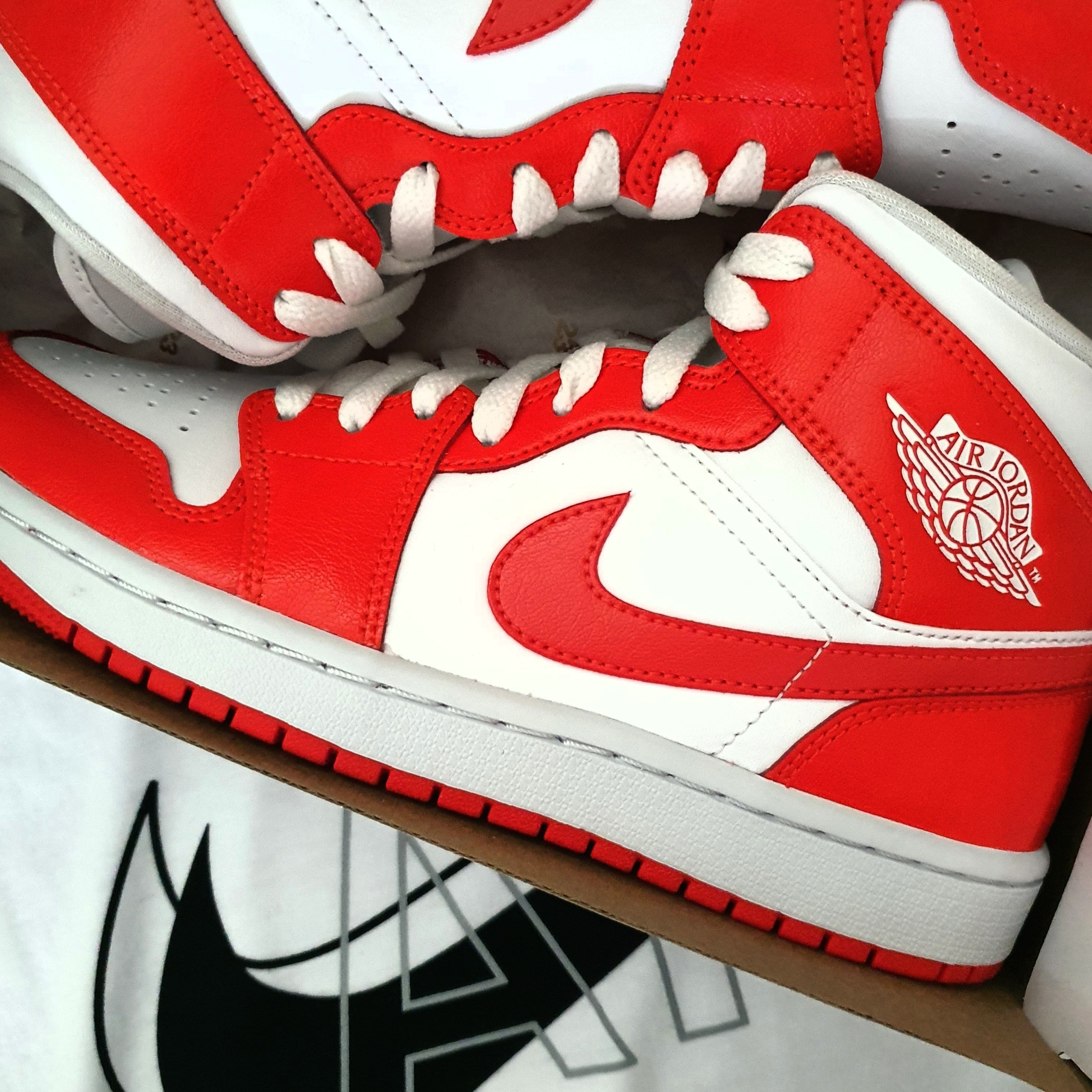 (W) Jordan 1 Mid Habanero Red 착용 스타일