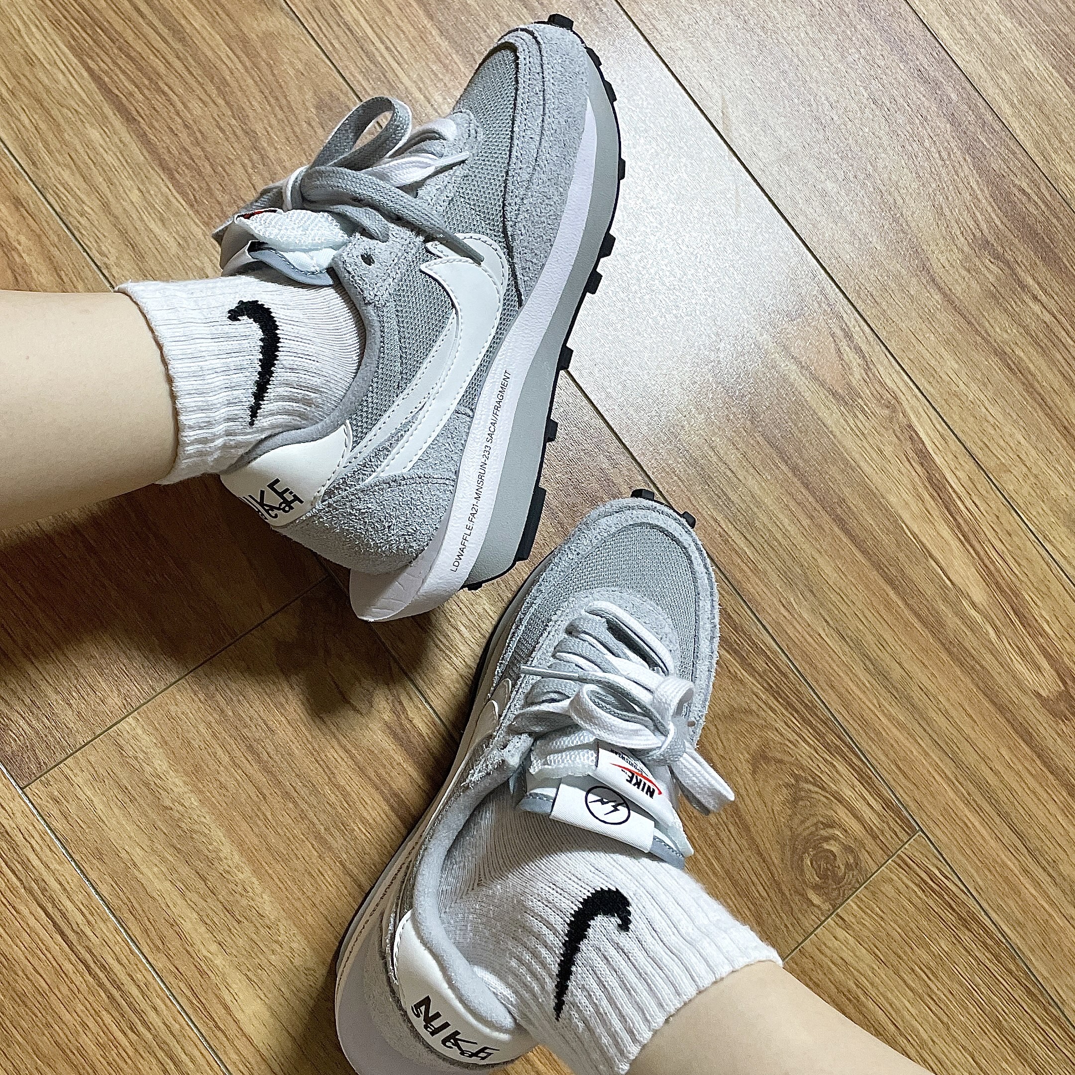 Nike x Sacai x Fragment LDWaffle Light Smoke Grey 착용 스타일 - 2