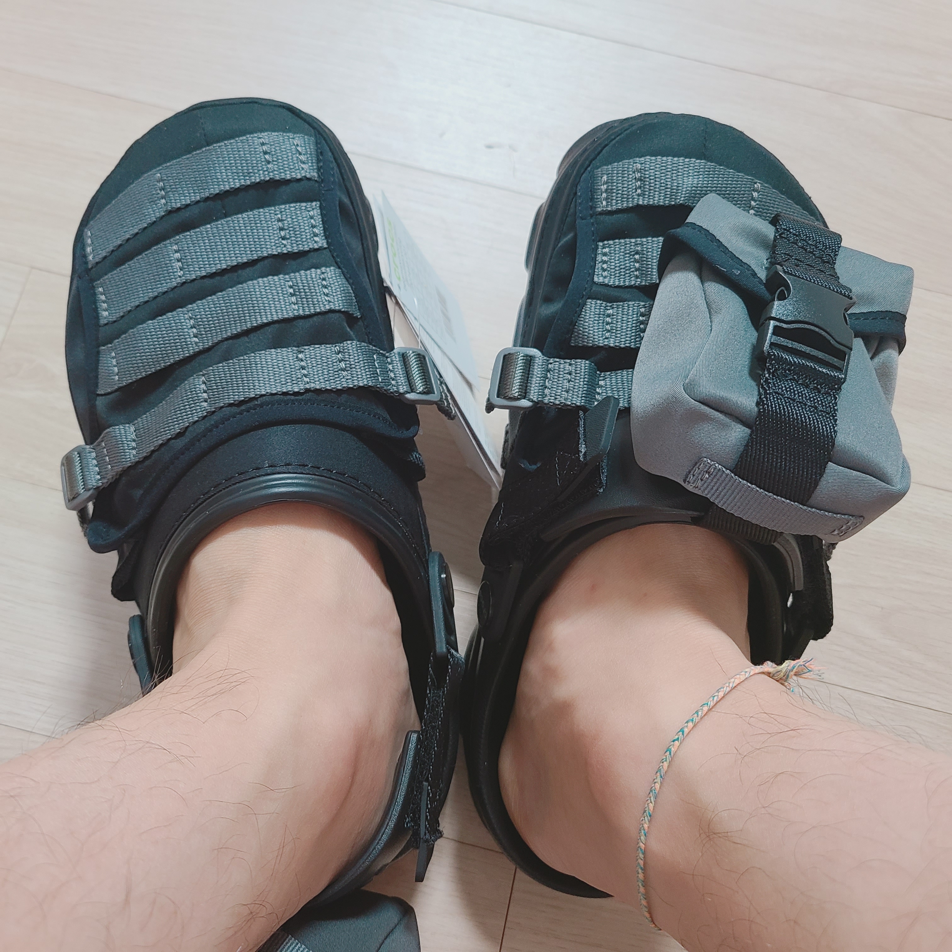 Crocs x Beams Classic All Terrain MA-1 Jacket Clog Black 착용 스타일 - 2