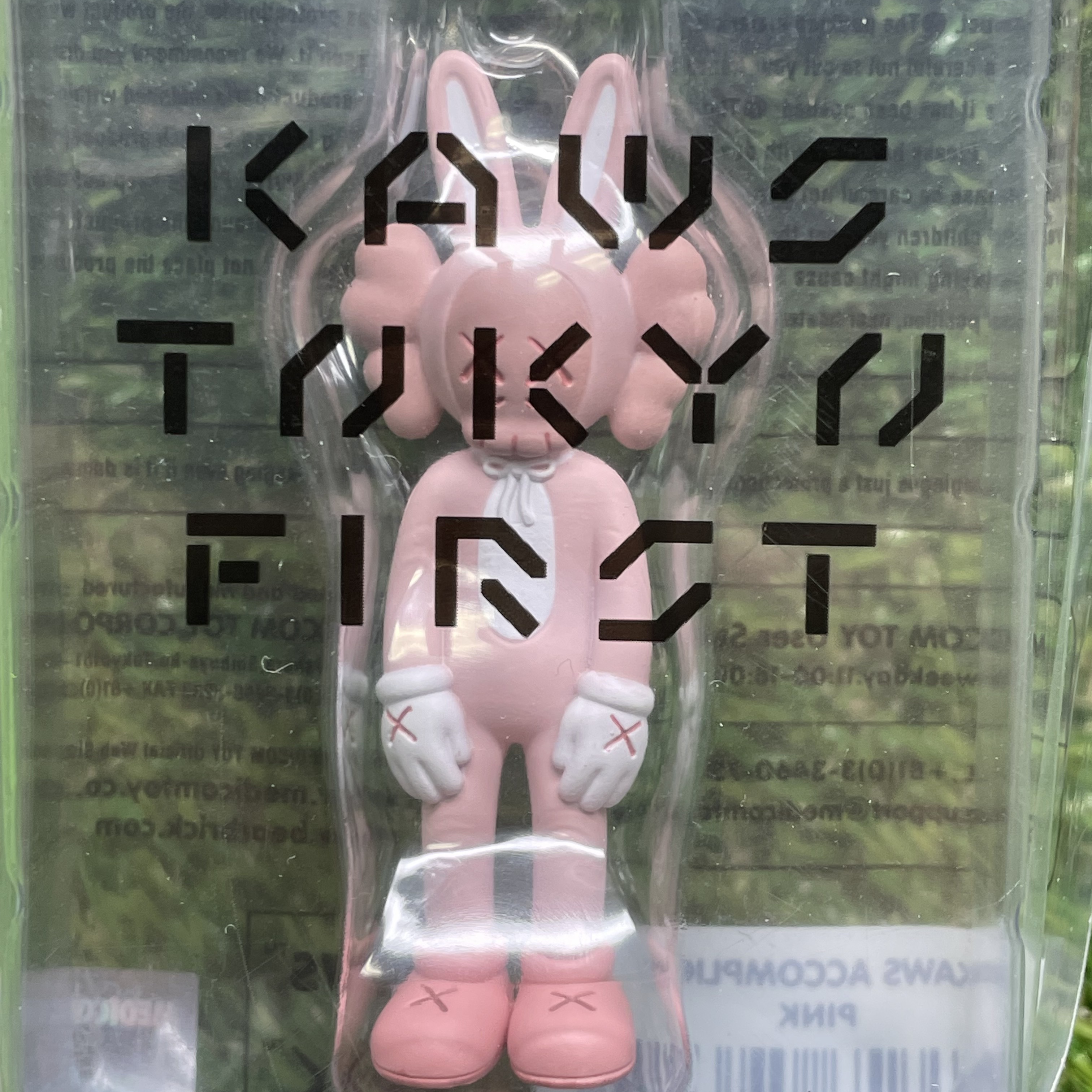 Kaws Tokyo First Accomplice Keychain Pink 착용 스타일 - 2