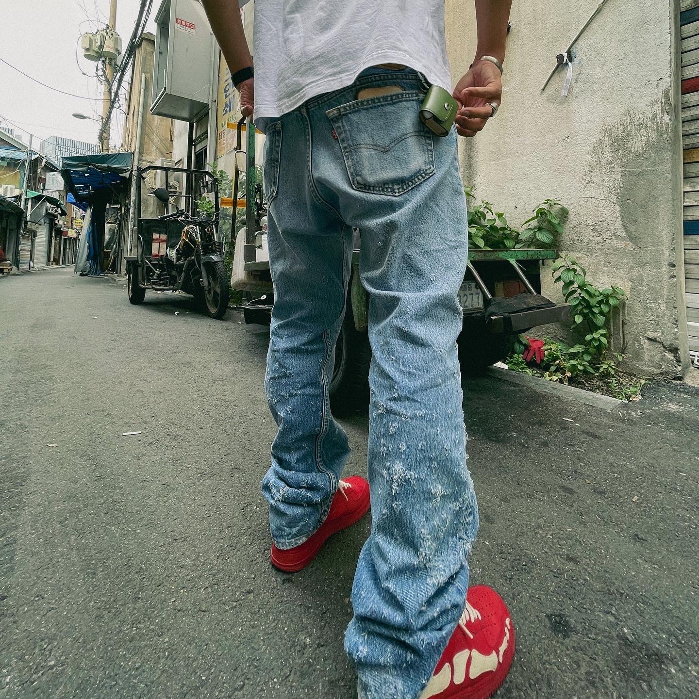 Nike Air Force 1 '07 LV8 Low 1 Triple Red 착용 스타일 - 2