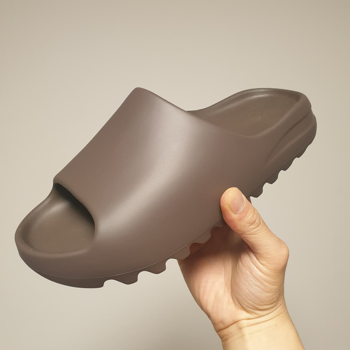 Adidas Yeezy Slide Soot 2021 착용 스타일 - 1