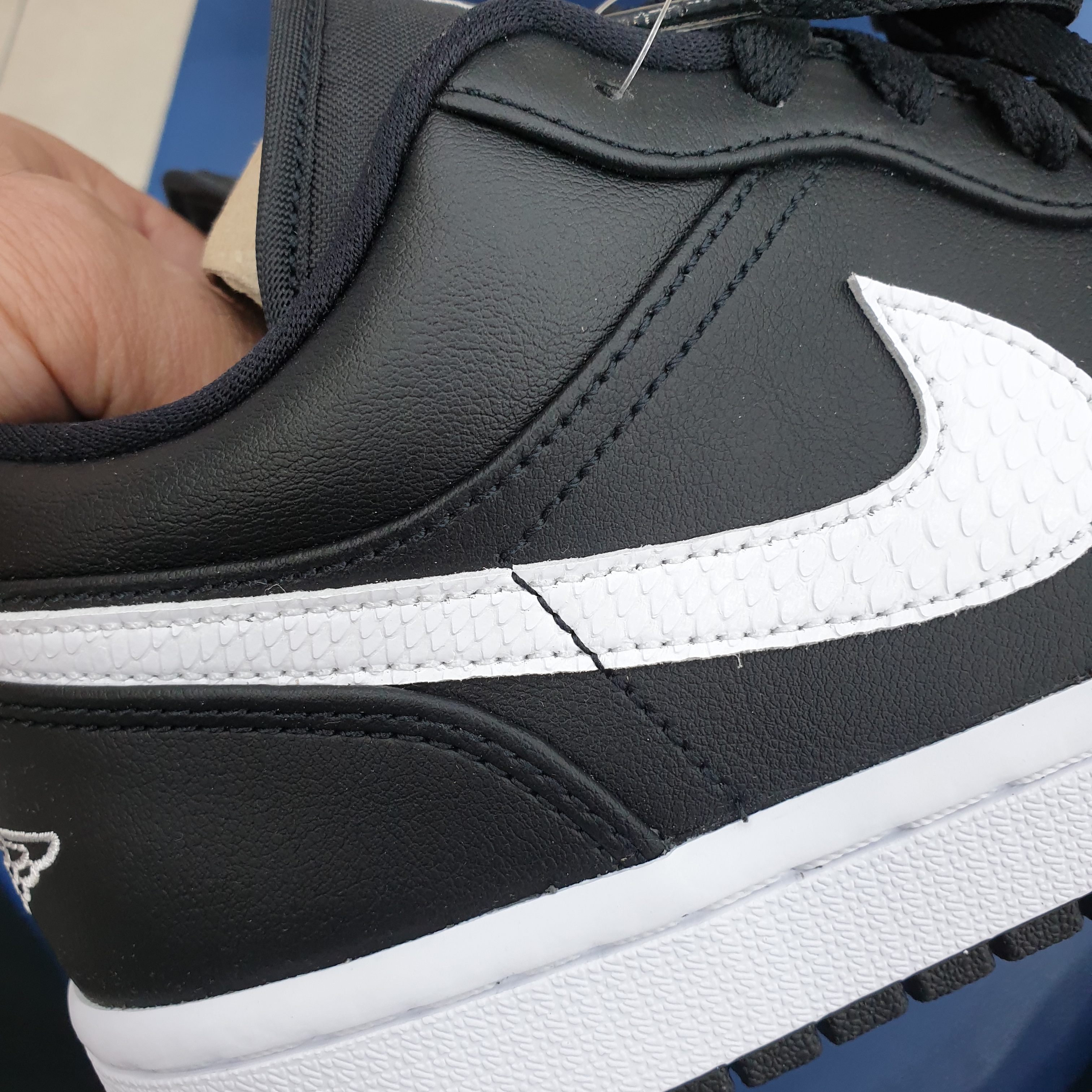 (W) Jordan 1 Low SE Limelight, (W) Jordan 1 Low Black White 착용 스타일 - 4