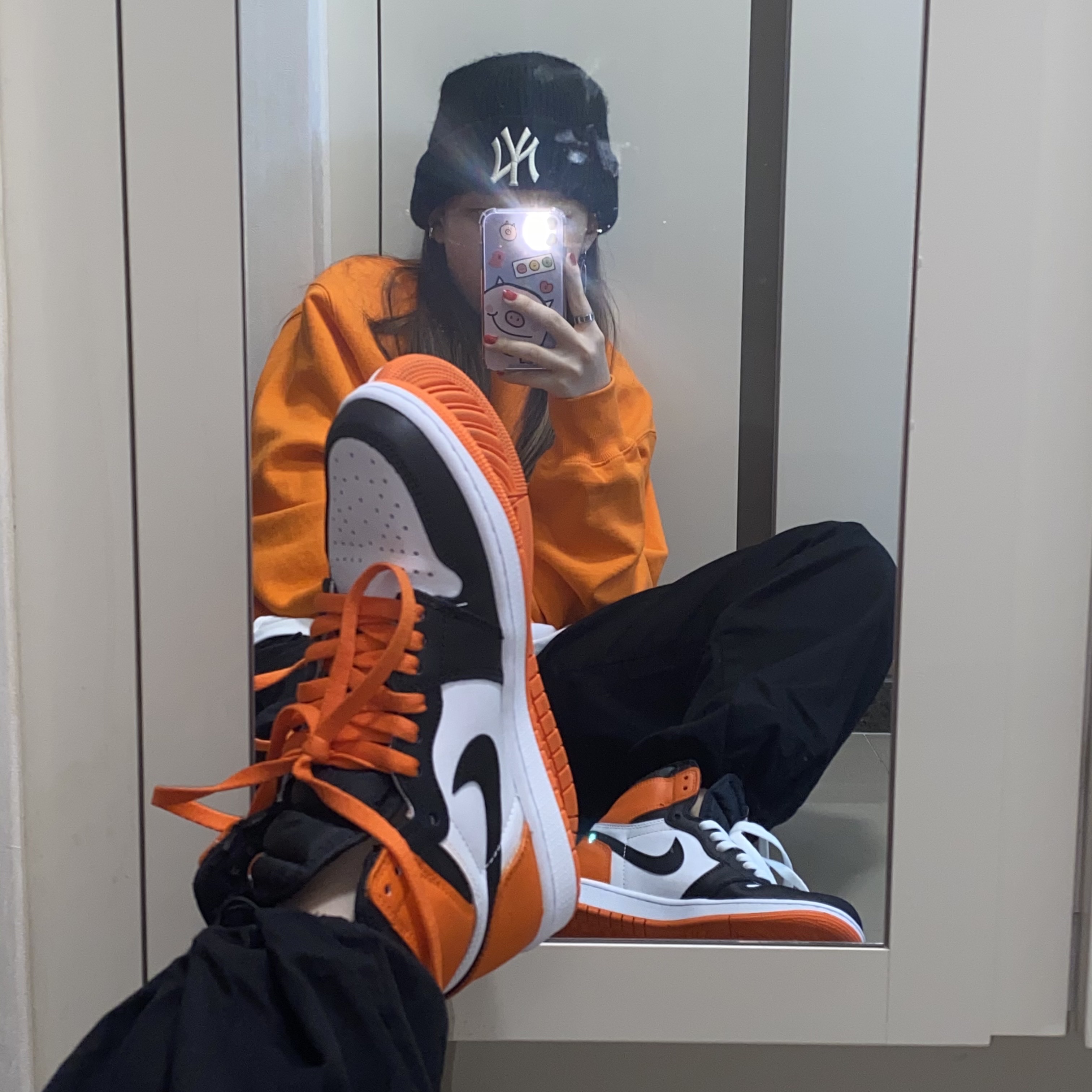 Jordan 1 Retro High OG Electro Orange 착용 스타일 - 1