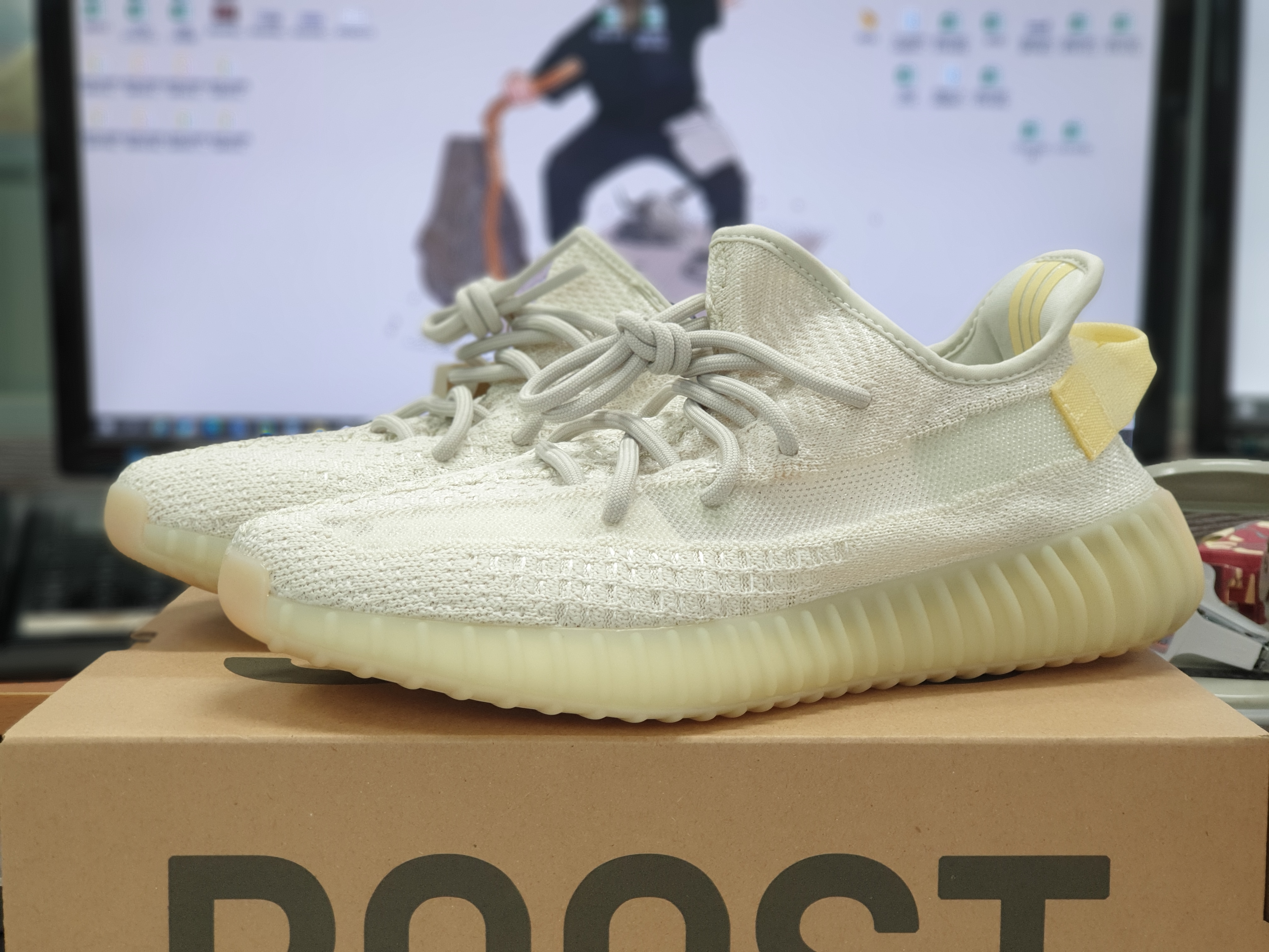 Adidas Yeezy Boost 350 V2 Light 착용 스타일