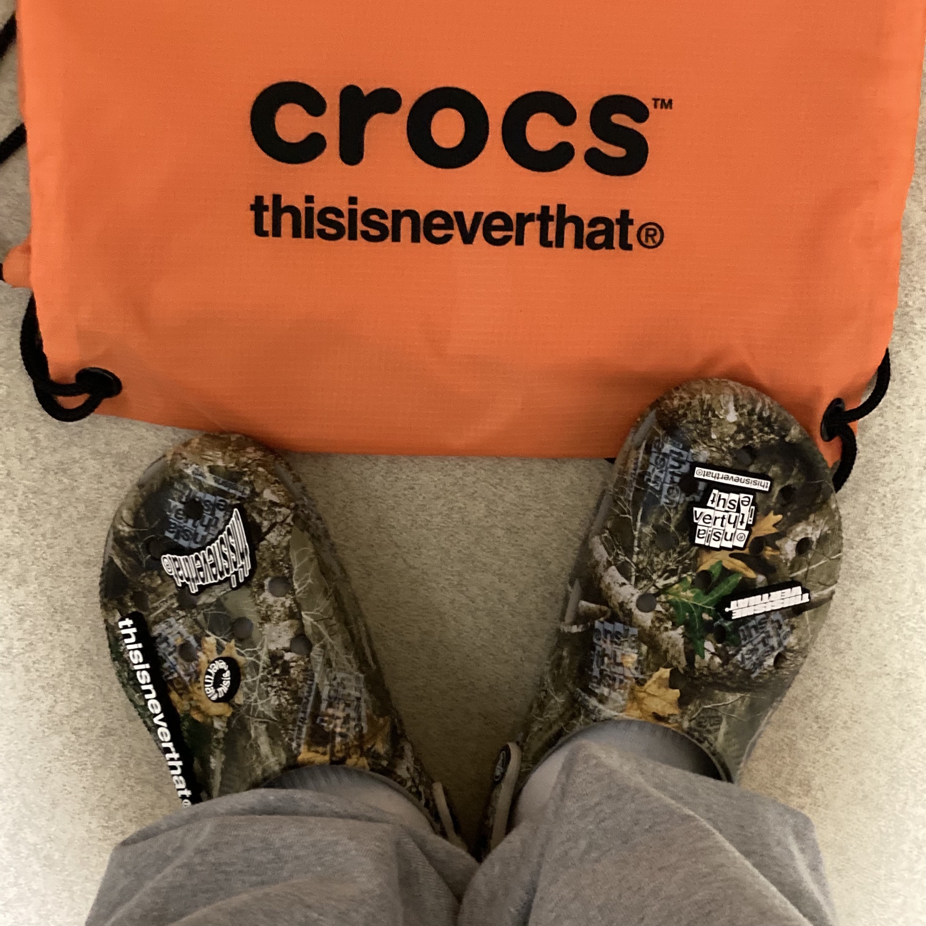 Crocs x Thisisneverthat Classic Clog Walnut 착용 스타일 - 1