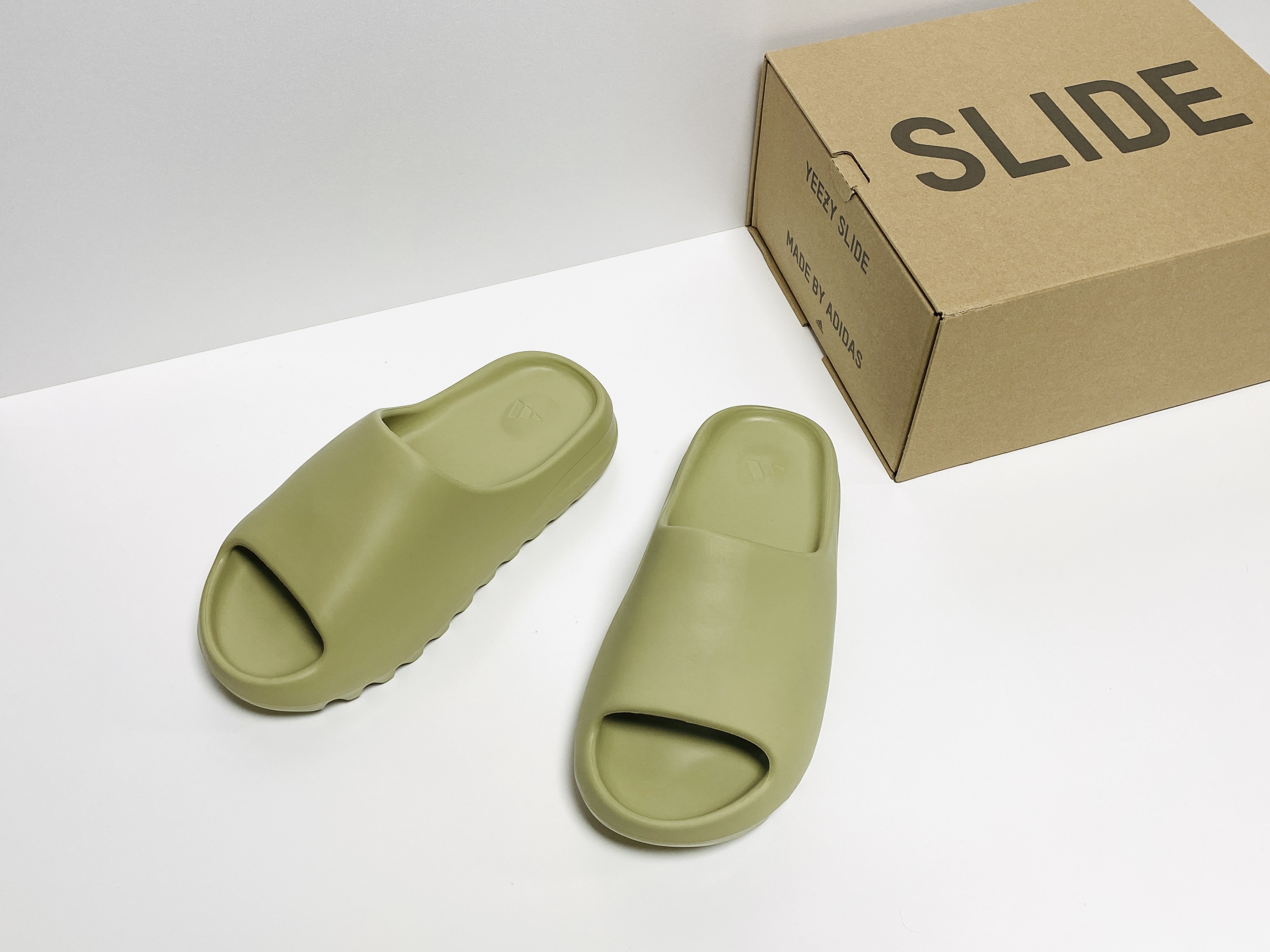Adidas Yeezy Slide Resin 2021 착용 스타일 - 2