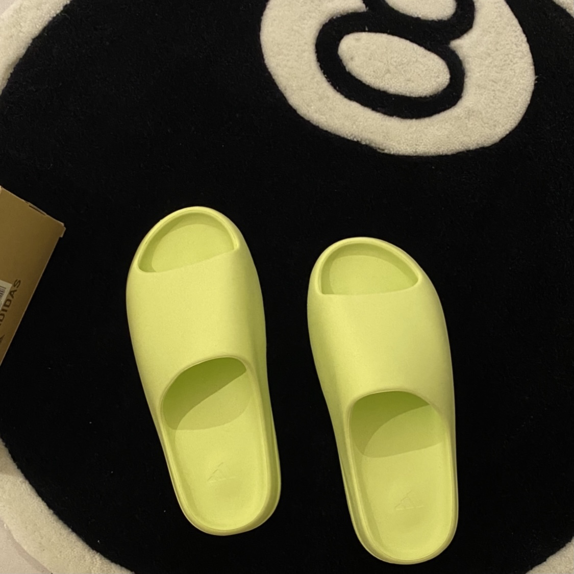 Adidas Yeezy Slide Glow Green, Stussy 8 Ball Rug Black 착용 스타일