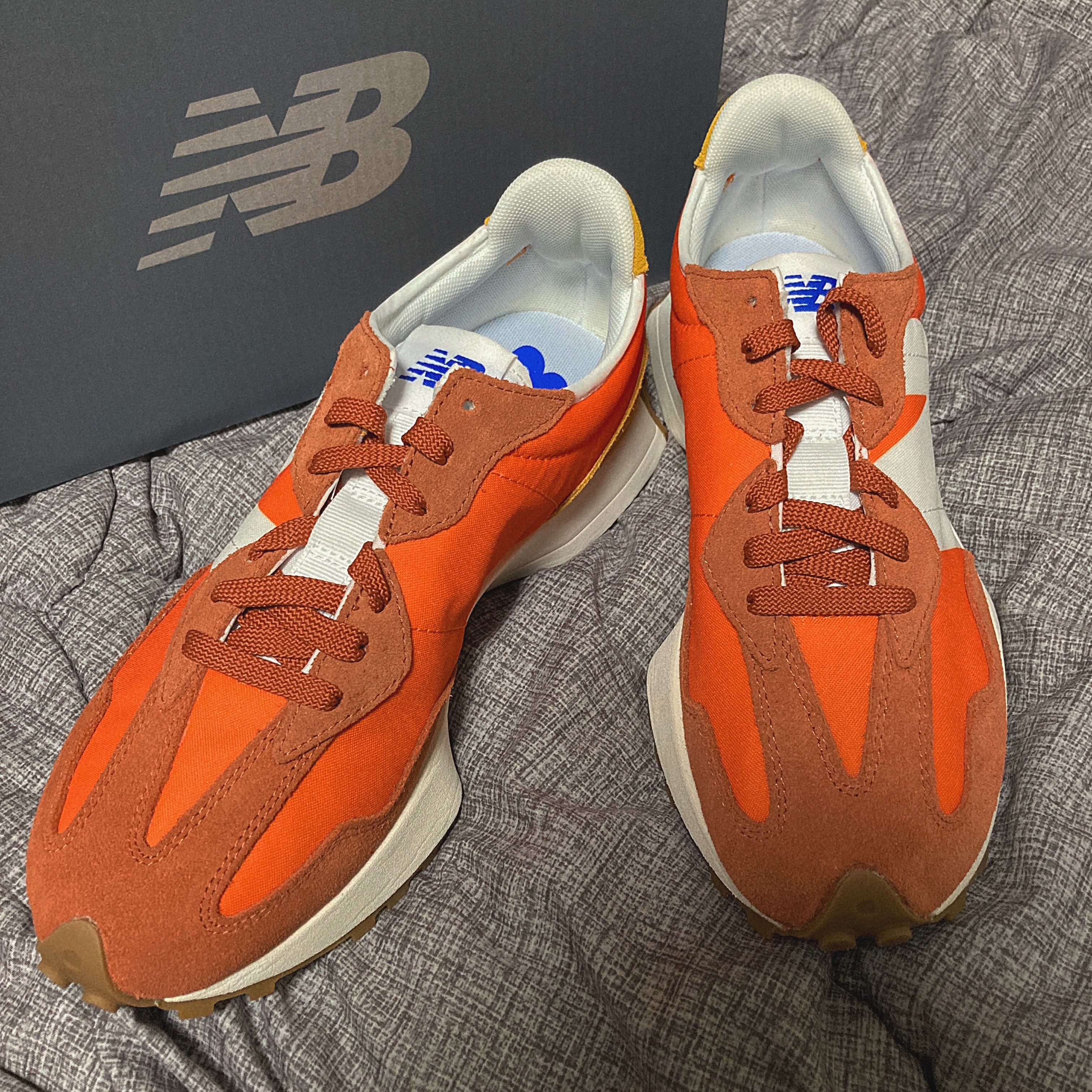 New Balance 327 Orange 착용 스타일
