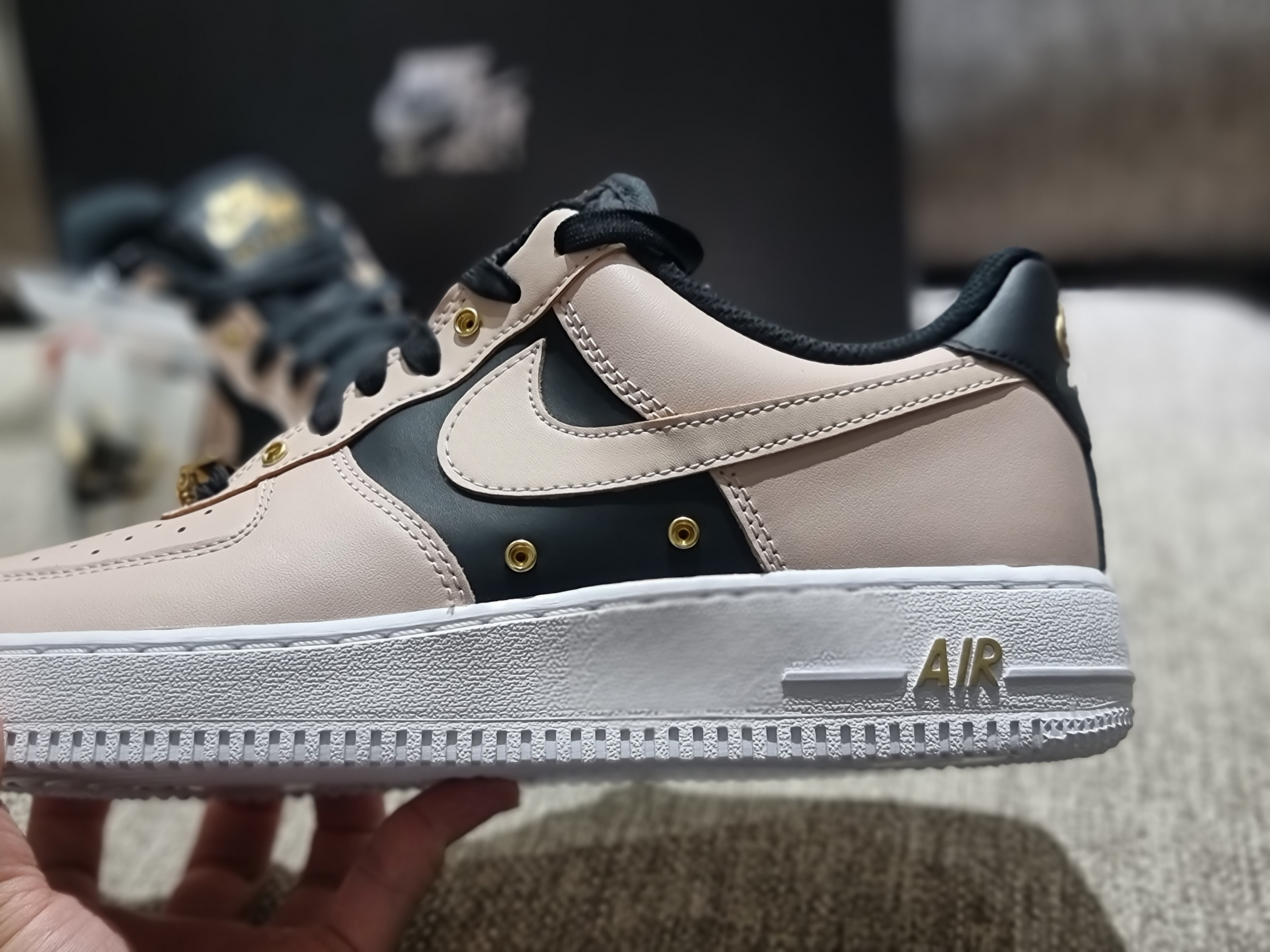 Nike Air Force 1 '07 PRM Touch Of Gold 착용 스타일 - 5