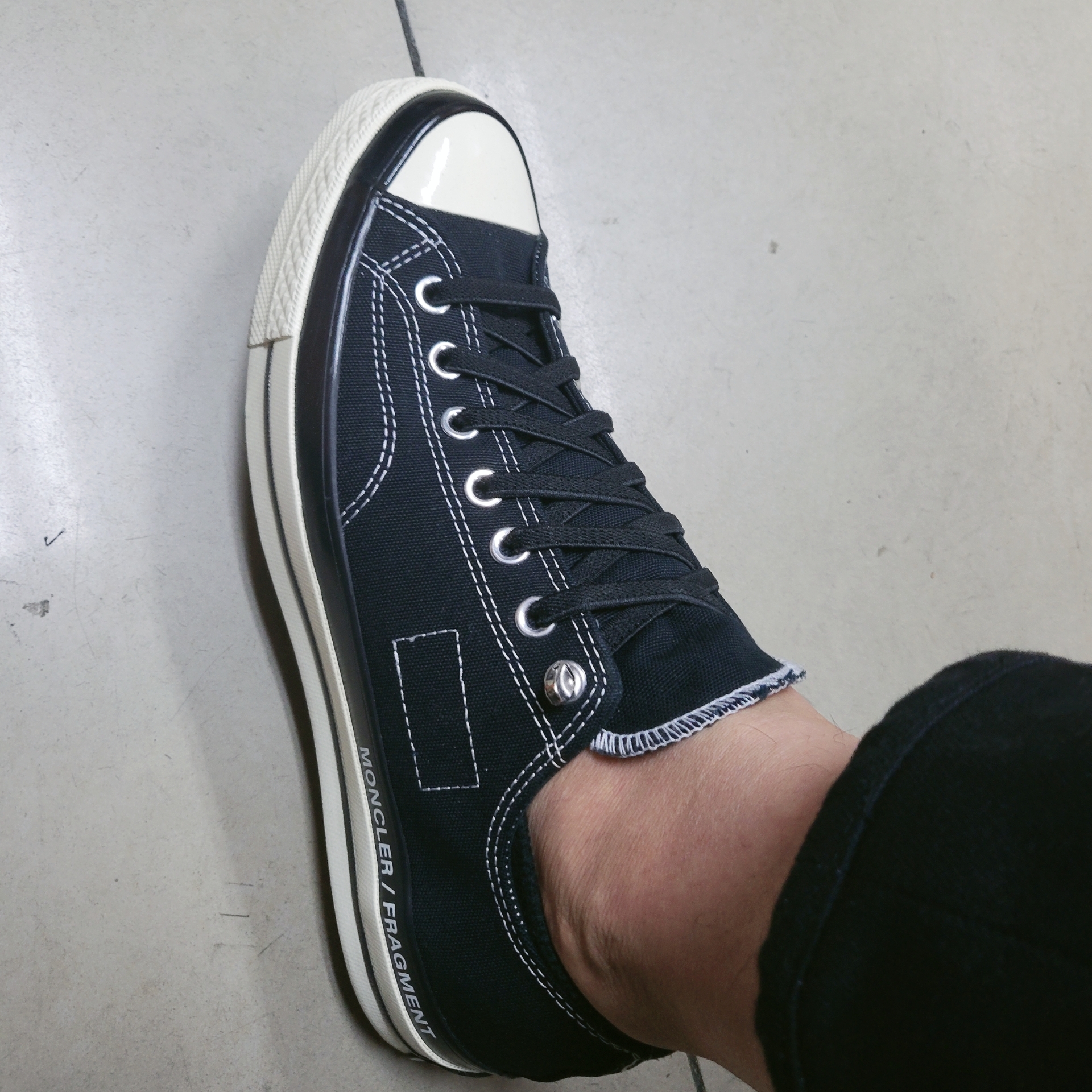 Converse x Moncler x Fragment Chuck 70 Ox Fraylor III Black 착용 스타일 - 2