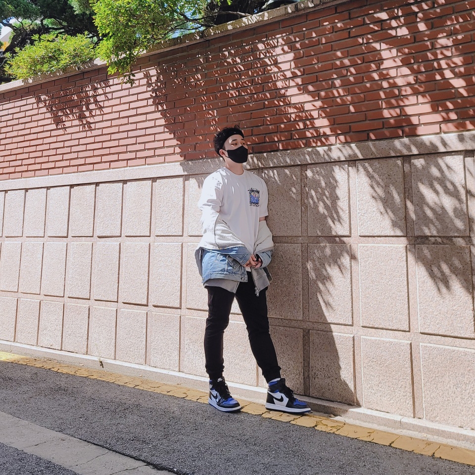 Jordan 1 Retro High OG Royal Toe, Stussy Camellias Pig. Dyed T-Shirt Natural 착용 스타일