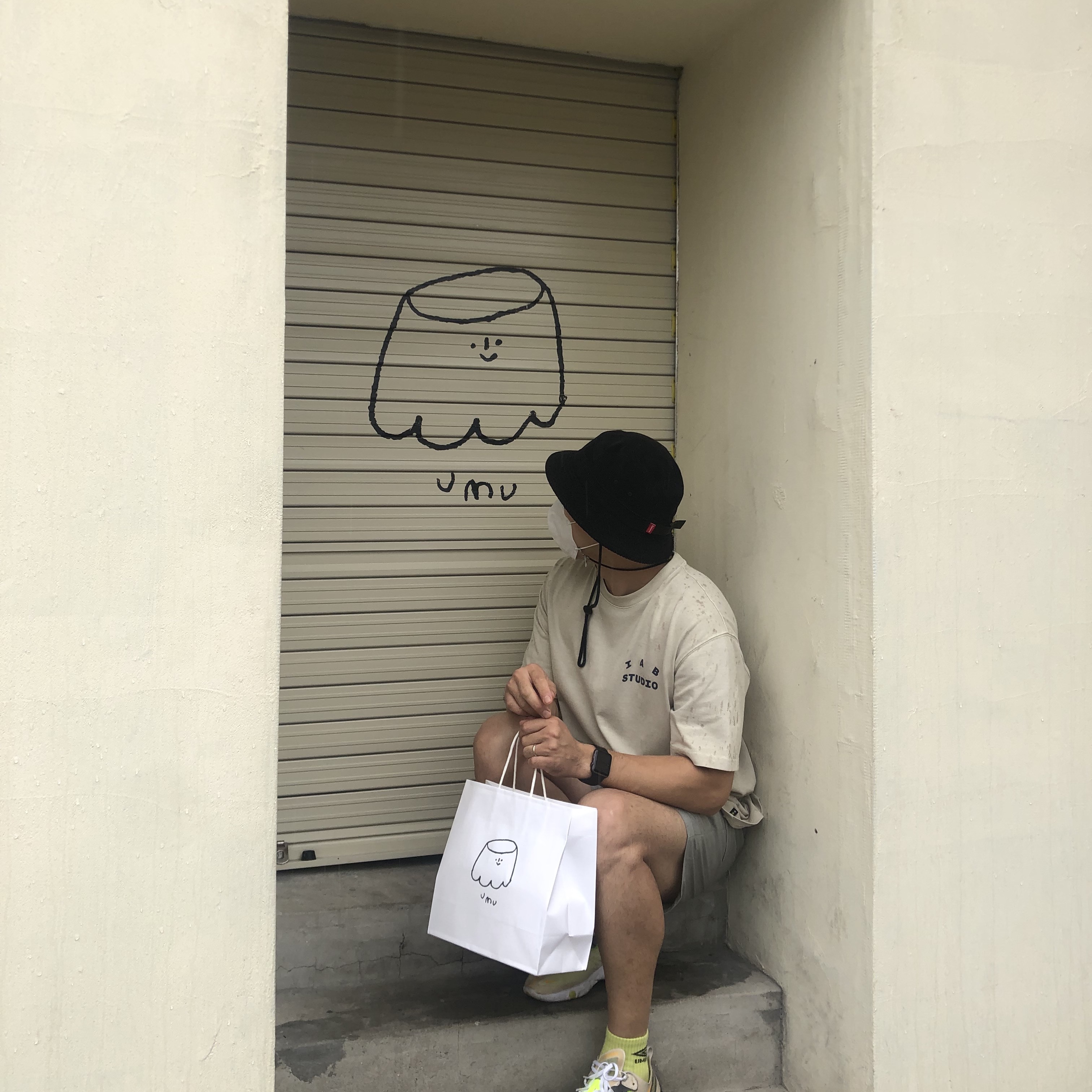 IAB Studio Pigment T-Shirt Oatmeal, Nike x Fear of God Warm Up Pants Off Noir 착용 스타일 - 2