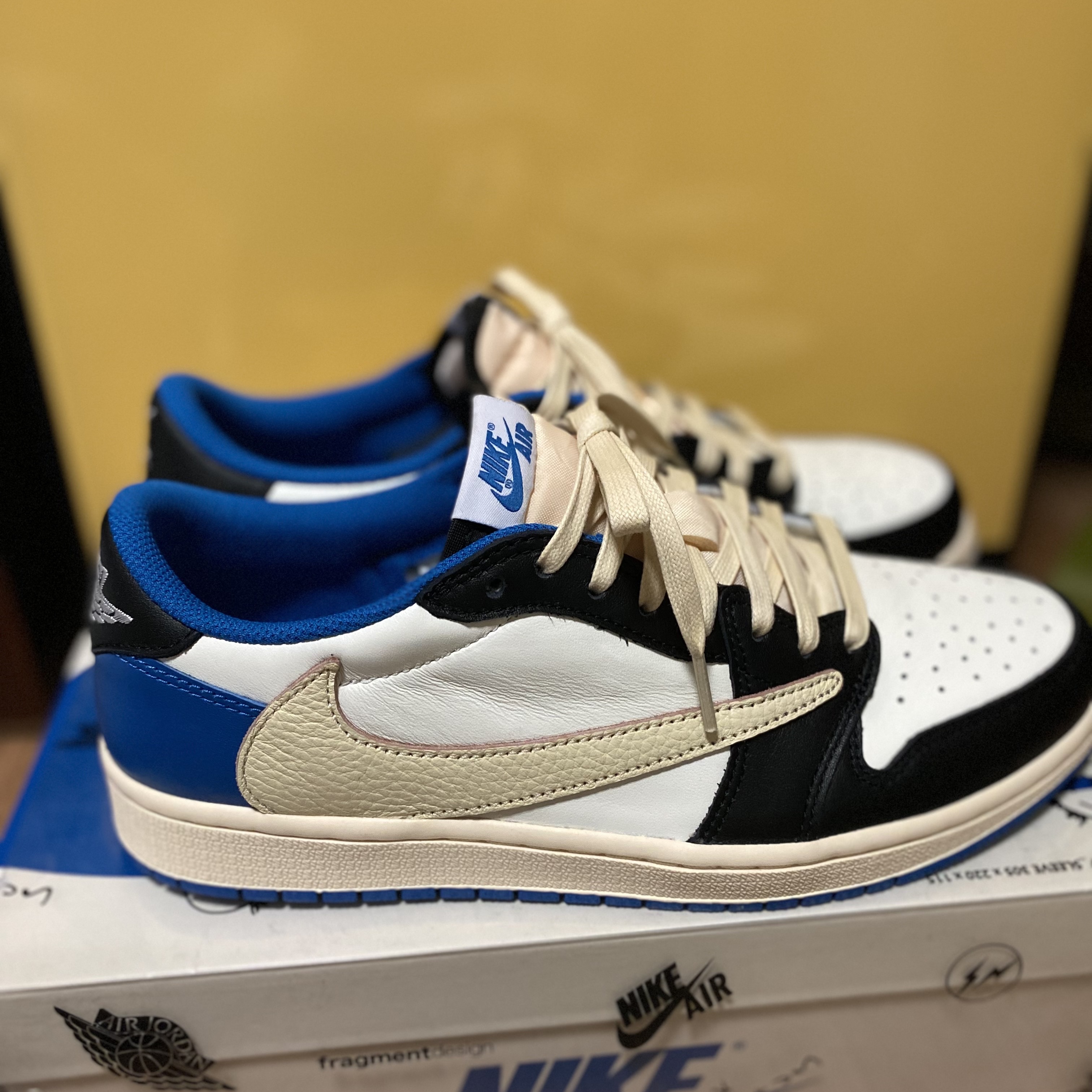 Jordan 1 x Travis Scott x Fragment Retro Low OG SP Military Blue, Jordan 1 x Travis Scott Retro Low OG SP Mocha 착용 스타일 - 3