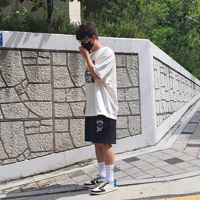 Jordan 1 x Travis Scott x Fragment Retro Low OG SP Military Blue, Jordan x Travis Scott x Fragment T-Shirt Sail (DJ0619-133) 착용 스타일 - 2