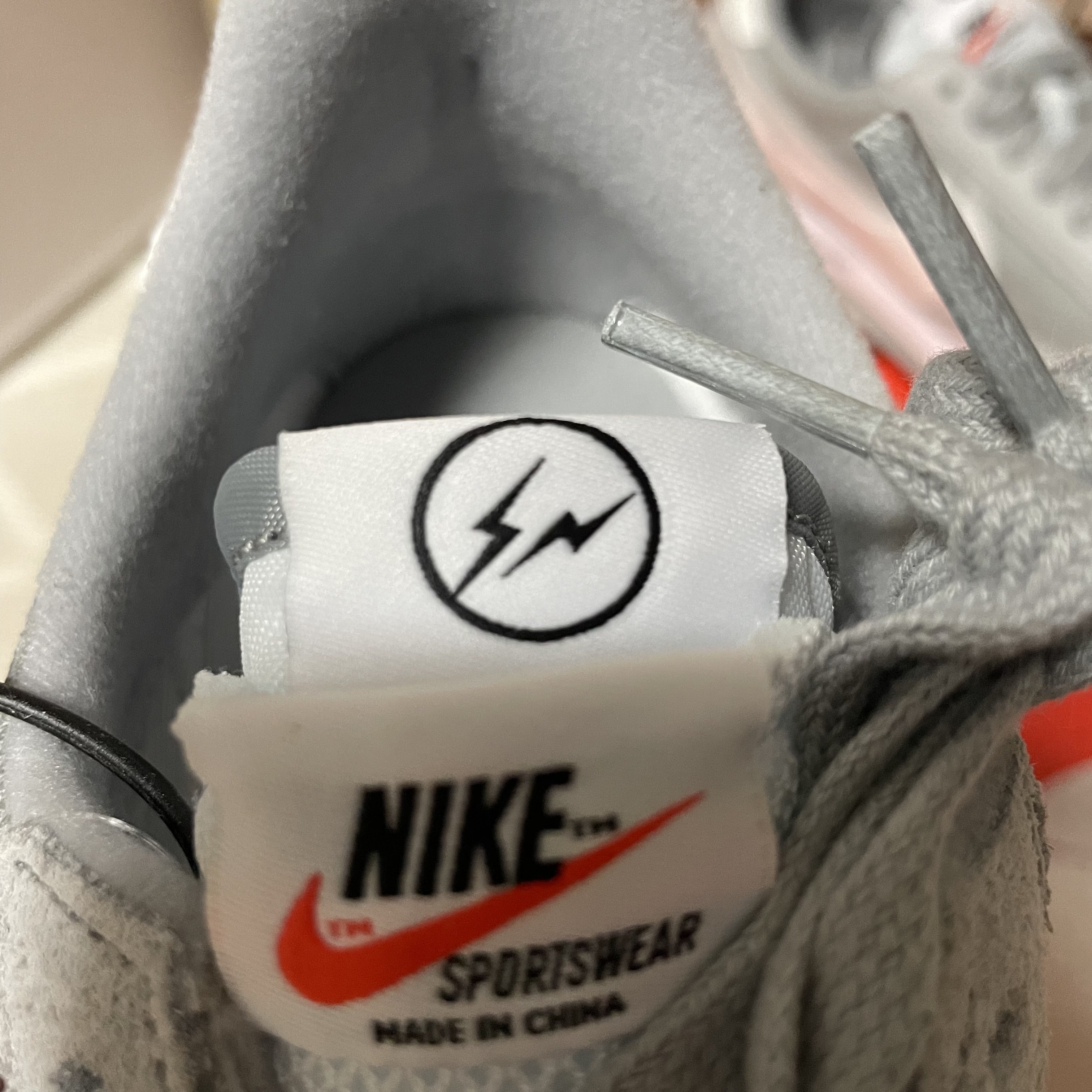 Nike x Sacai x Fragment LDWaffle Light Smoke Grey 착용 스타일 - 2