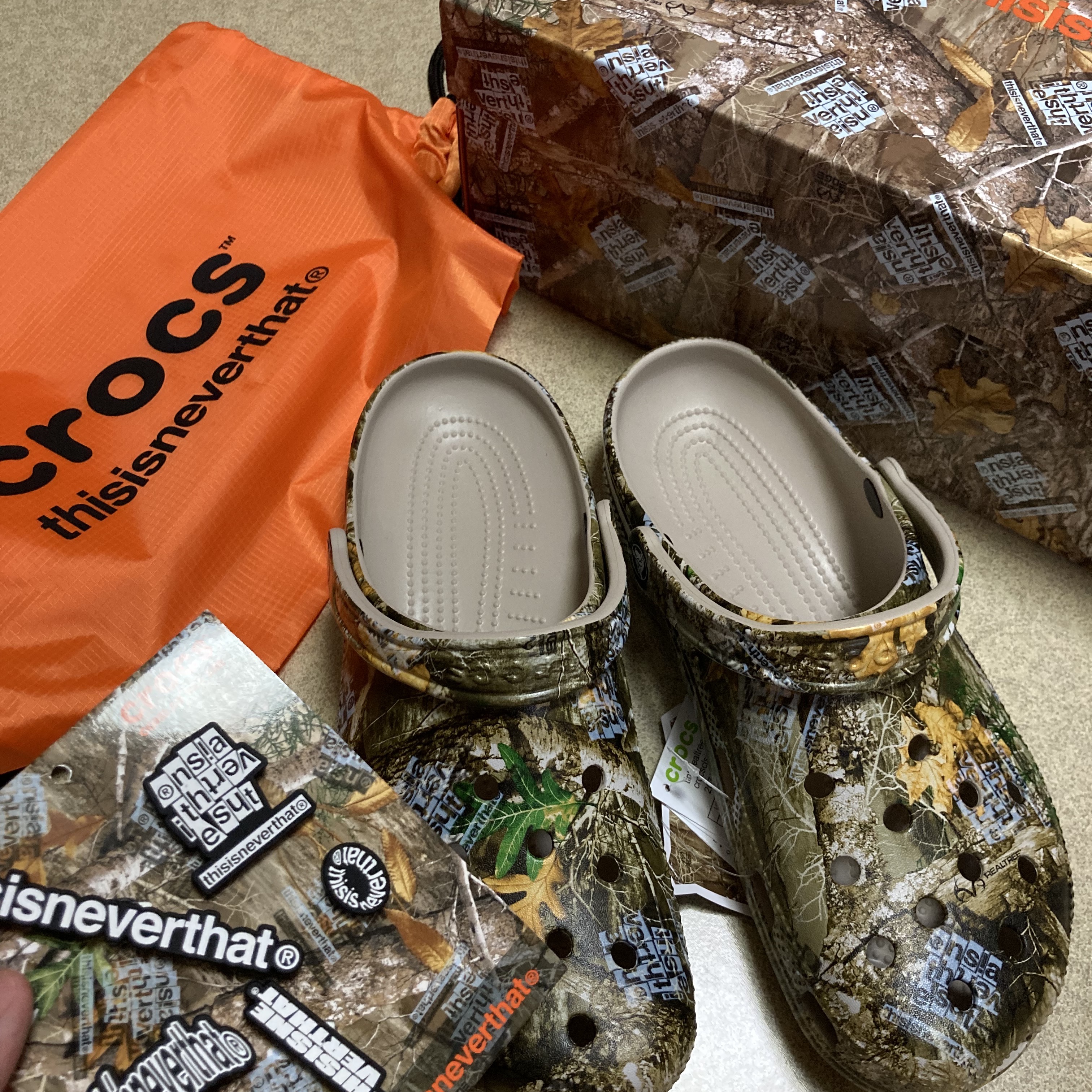 Crocs x Thisisneverthat Classic Clog Walnut 착용 스타일 - 2