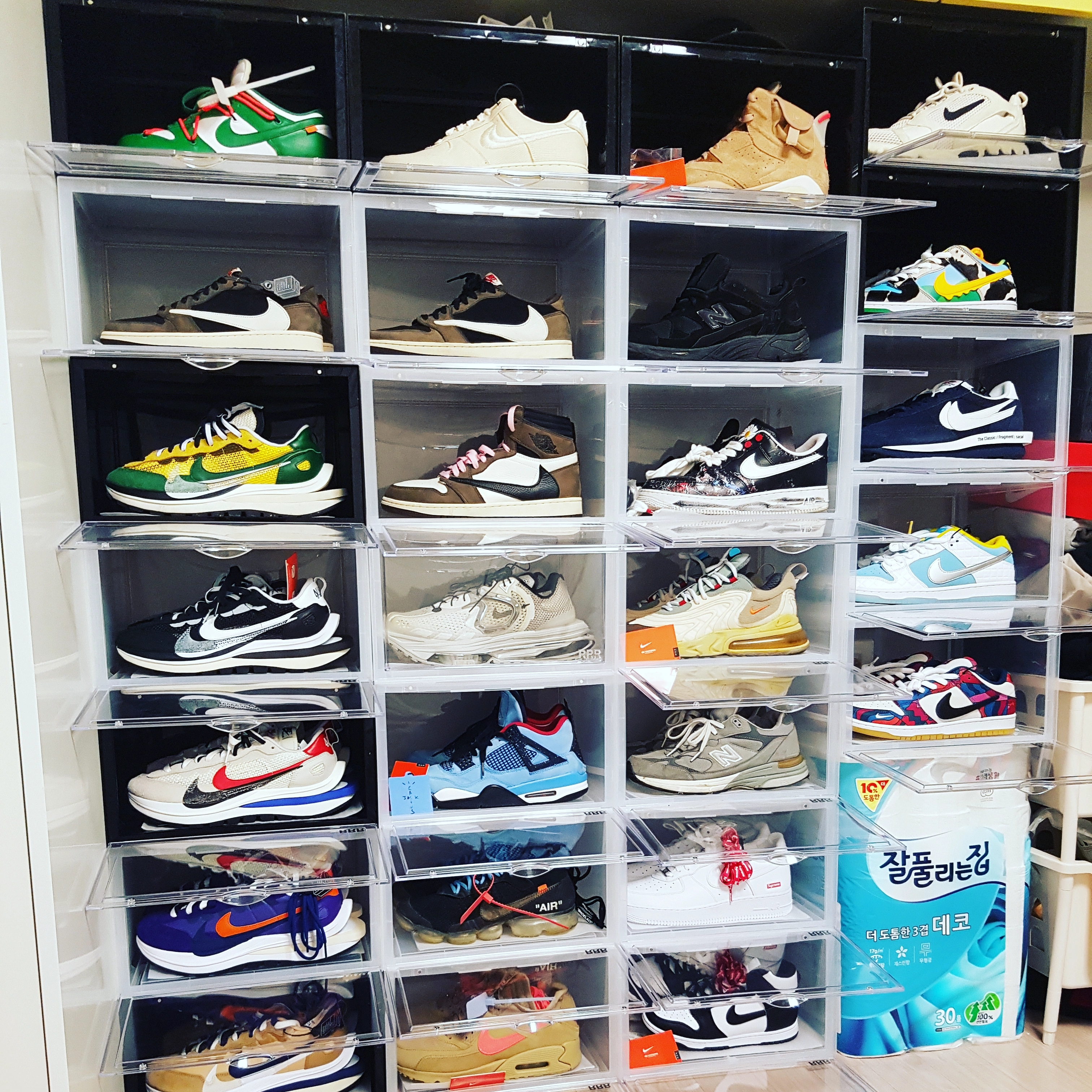 Nike x Off-White Dunk Low Pine Green, Nike x Stussy Air Force 1 Low Fossil 착용 스타일