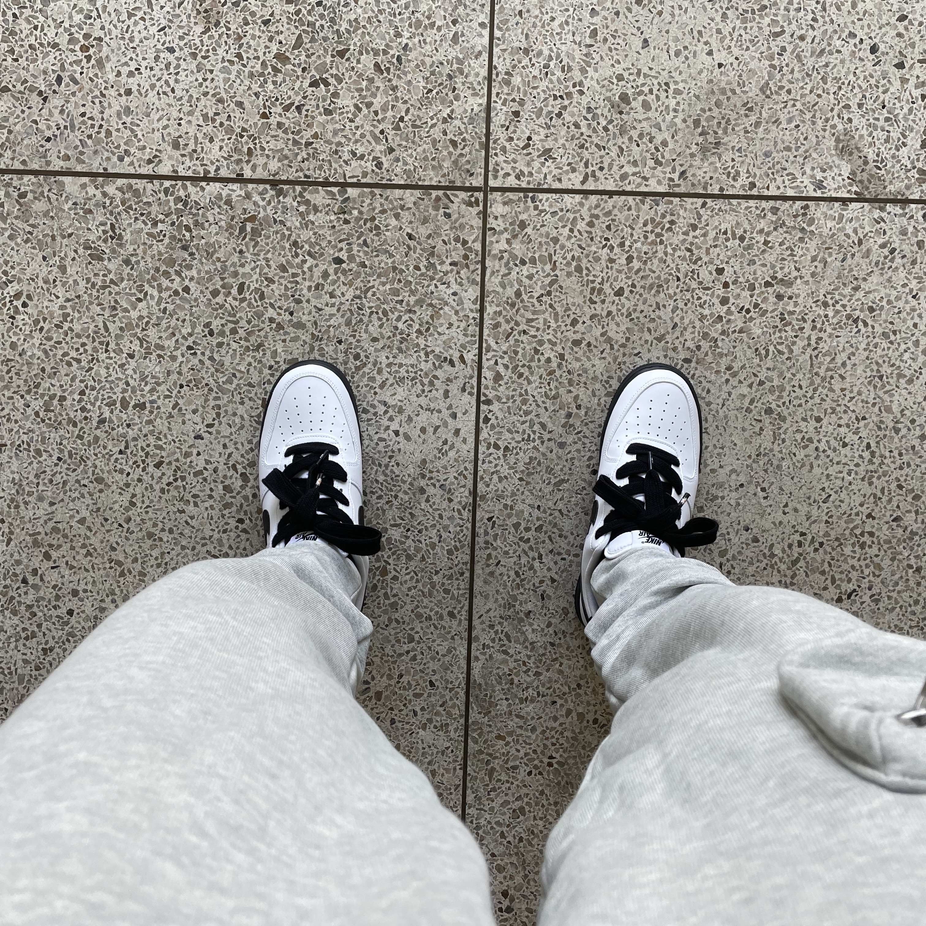 Nike Air Force 1 Low White Black Midsole 착용 스타일 - 2